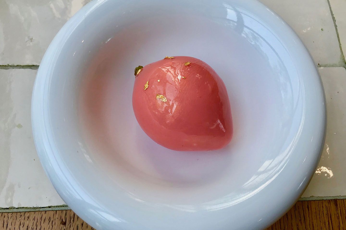 セドリック・グロレによる季節のパティスリー「夏のレモン」。バラのガナッシュ、ハイビスカスとバラで風味付けしたレモンのジャム入り。€25