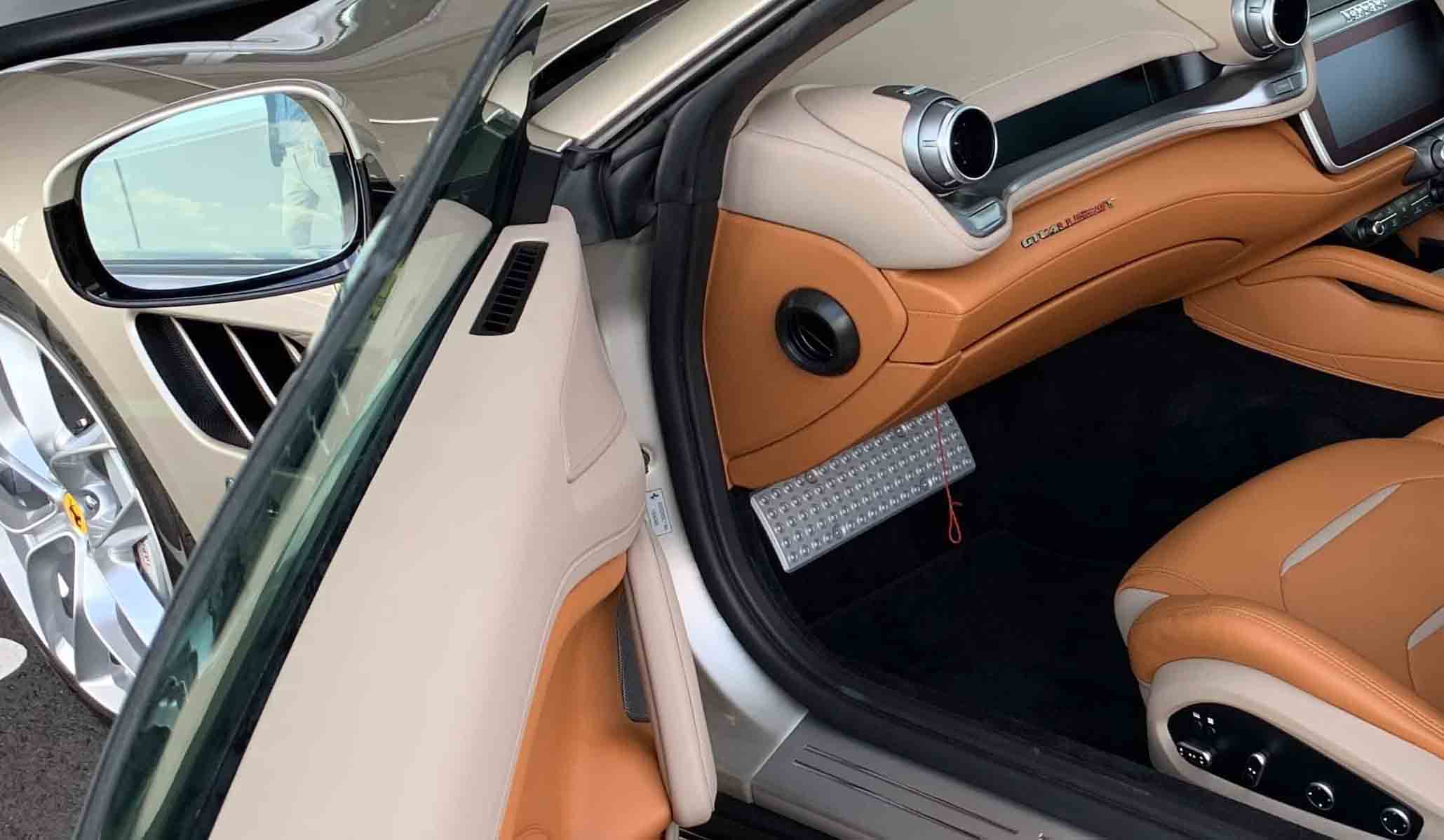内装色がありきたりの黒だと興ざめだが、テスト車両は外装色としっかりカラーコーディネートされ、ラグジュアリーな空間に仕上がっていた。