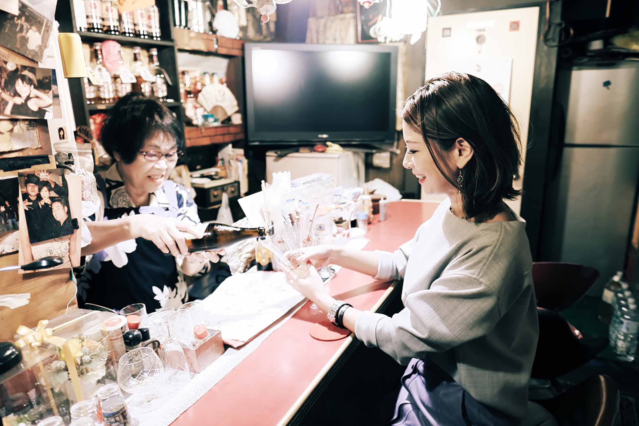 トップス¥15,000・スカート¥15,000(マイカ アンド ディール 恵比寿本店〈マイカ アンド ディール〉) ピアス¥48,000(アトリエ ニノン)