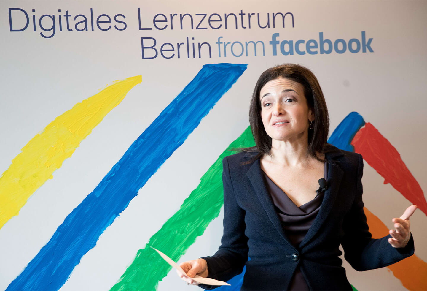 ネイビーのジャケット姿のSheryl Sandberg(シェリル・サンドバーグ)COO