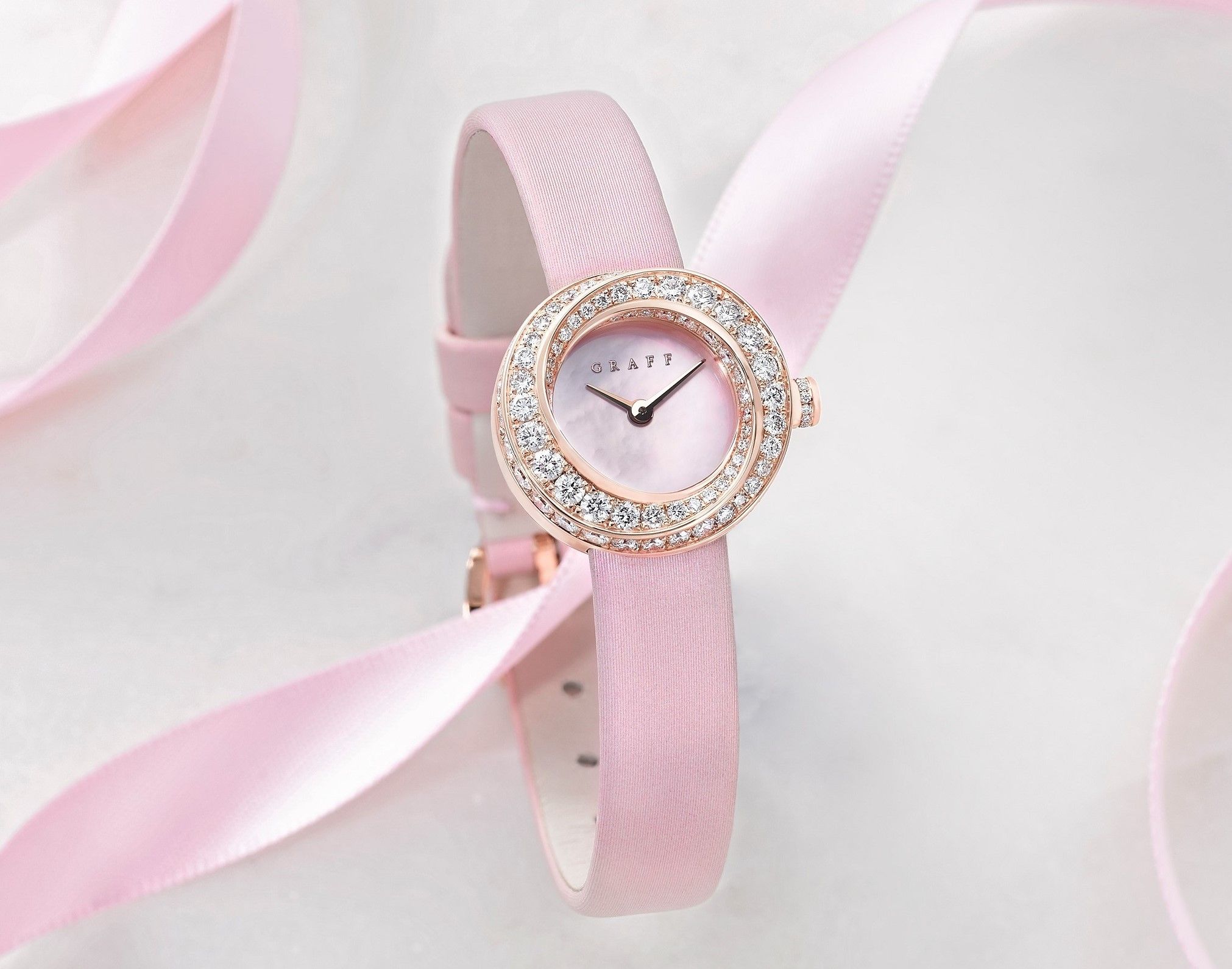 ピンクゴールド × ピンクマザーオブパールダイヤル ¥1,500,000(税込)ケース:PG ケース径:19mm ストラップ:サテン(ピンク) ムーブメント:クオーツ
