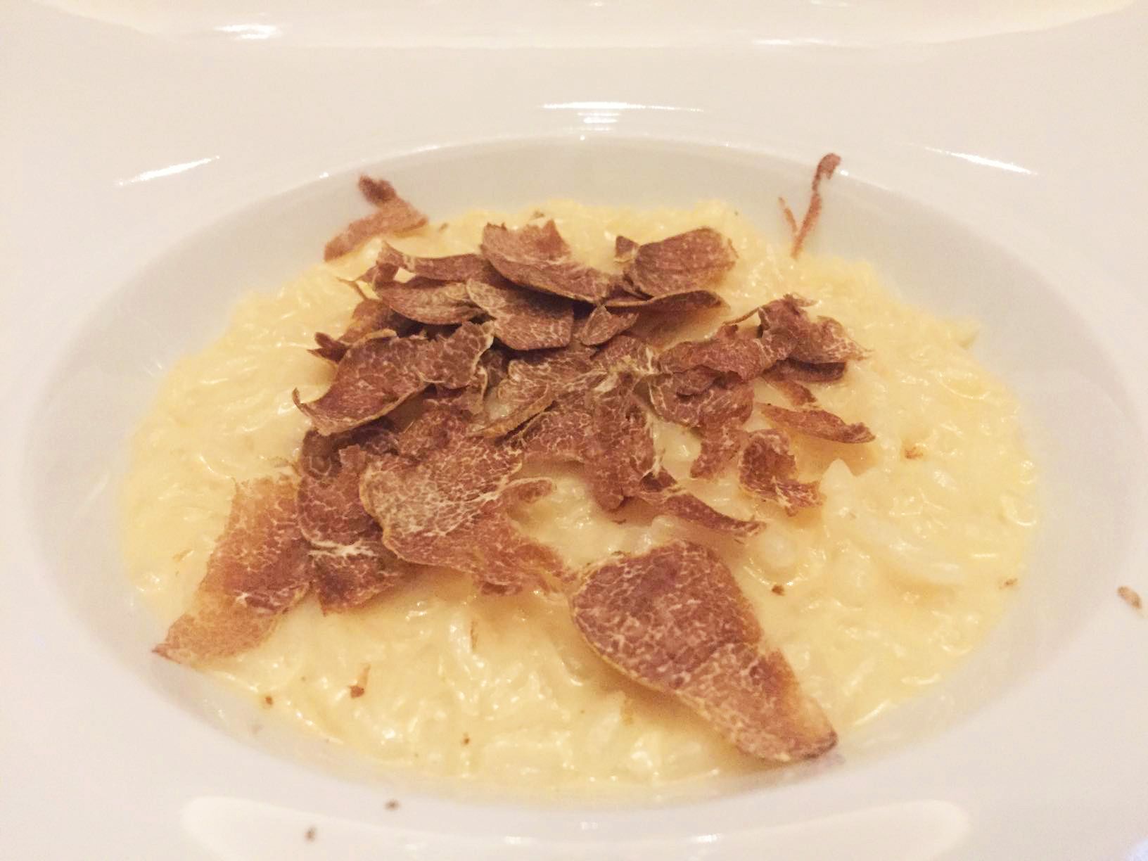 イタリアの秋の味覚、白トリュフをふんだんに使った「白トリュフのリゾット」はこの時期の定番