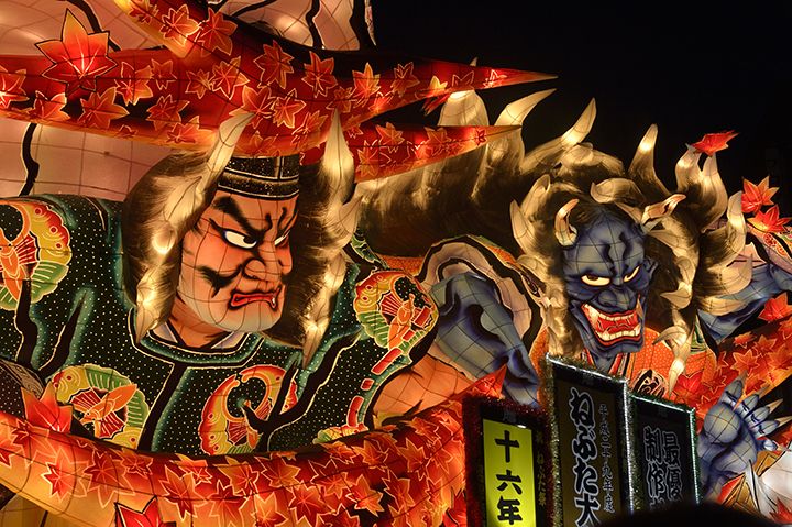 青森ねぶた祭では、迫力満点のねぶたと、ねぶたを引き立てるお囃子、華やかな「跳人」が三位一体となって市内中心部を練り歩く