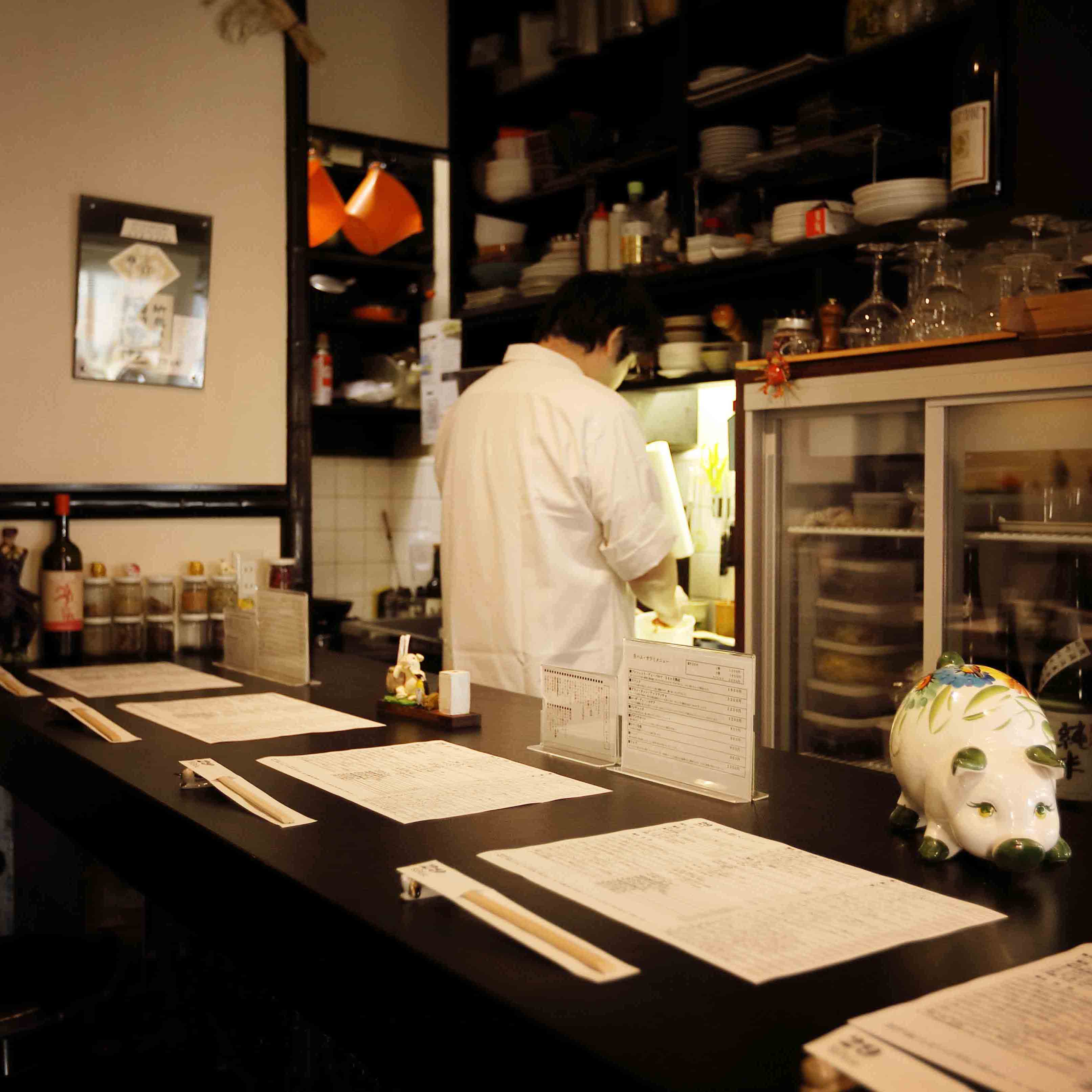 カウンターはわずか5席の小ぢんまりとした店内。にもかかわらず、カウンターの奥行きが長くとってある。これなら、あれもこれもと料理を注文しても大丈夫。そして、あちこちにある置物の豚は店のトレードマーク。