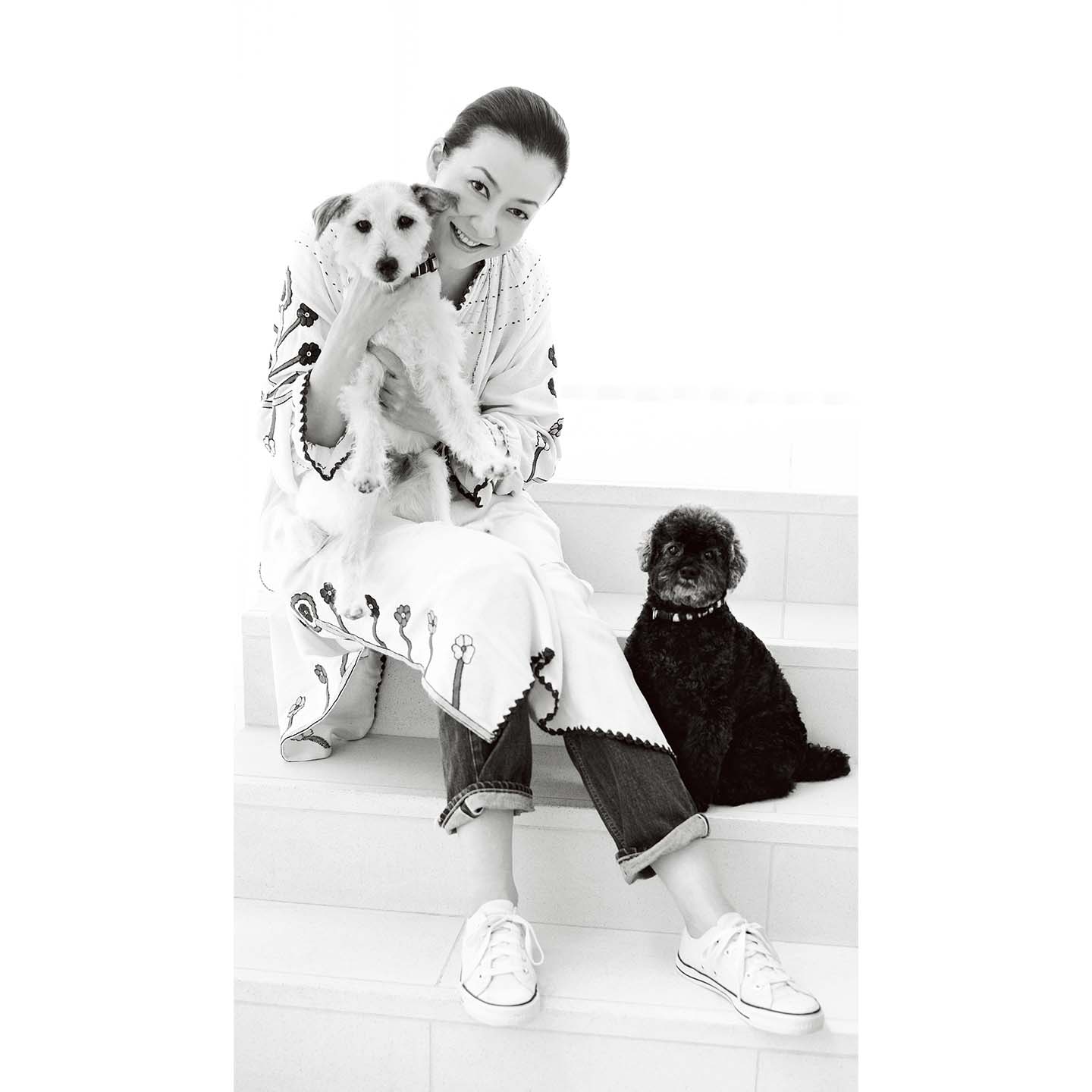 石床で滑りそうになった老犬マティスを、慣れた手つきで、ひょいっと抱っこした桐島さん。足元には、ちん! と気どってポースをとるセザンヌ。刺しゅうチュニックにスニーカーを合わせた着こなしで、リラックスしているのに美しい…とは、このこと。