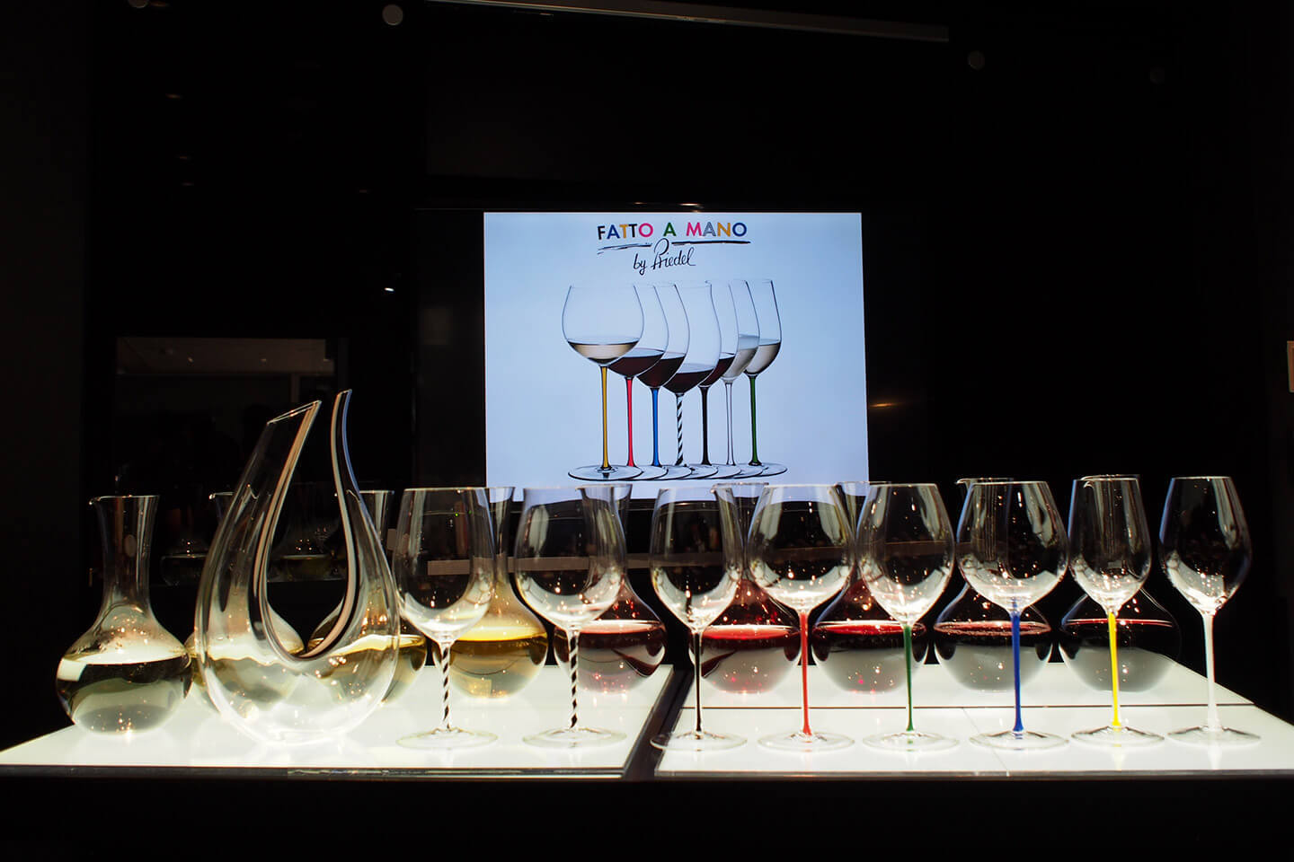 リーデル(RIEDEL)の新作「ファット・ア・マーノ シリーズ」はステムの色が違うのが特長