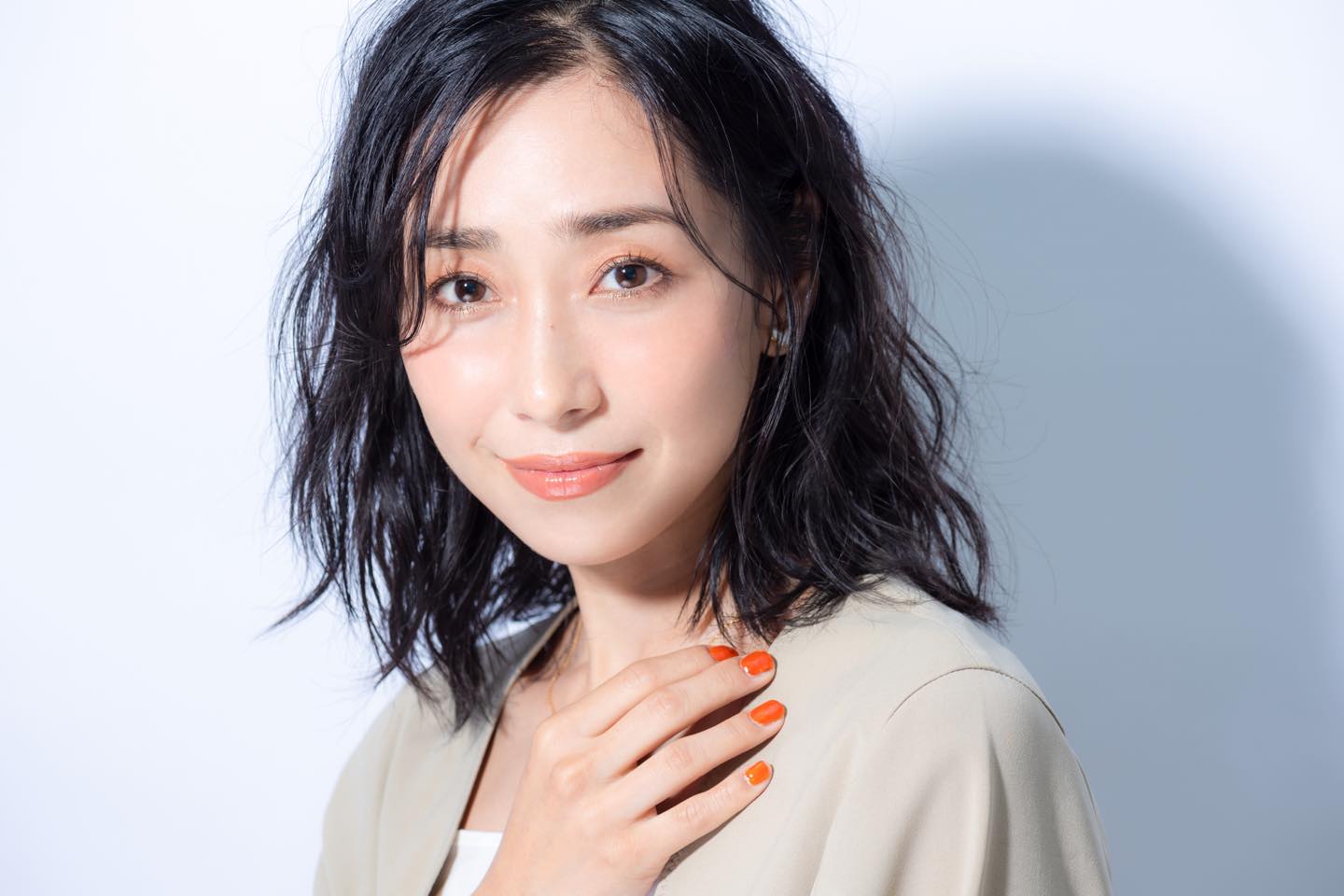 まぶたの赤みがパンプアップ効果を生み出し、上品で優しい印象の目元に。