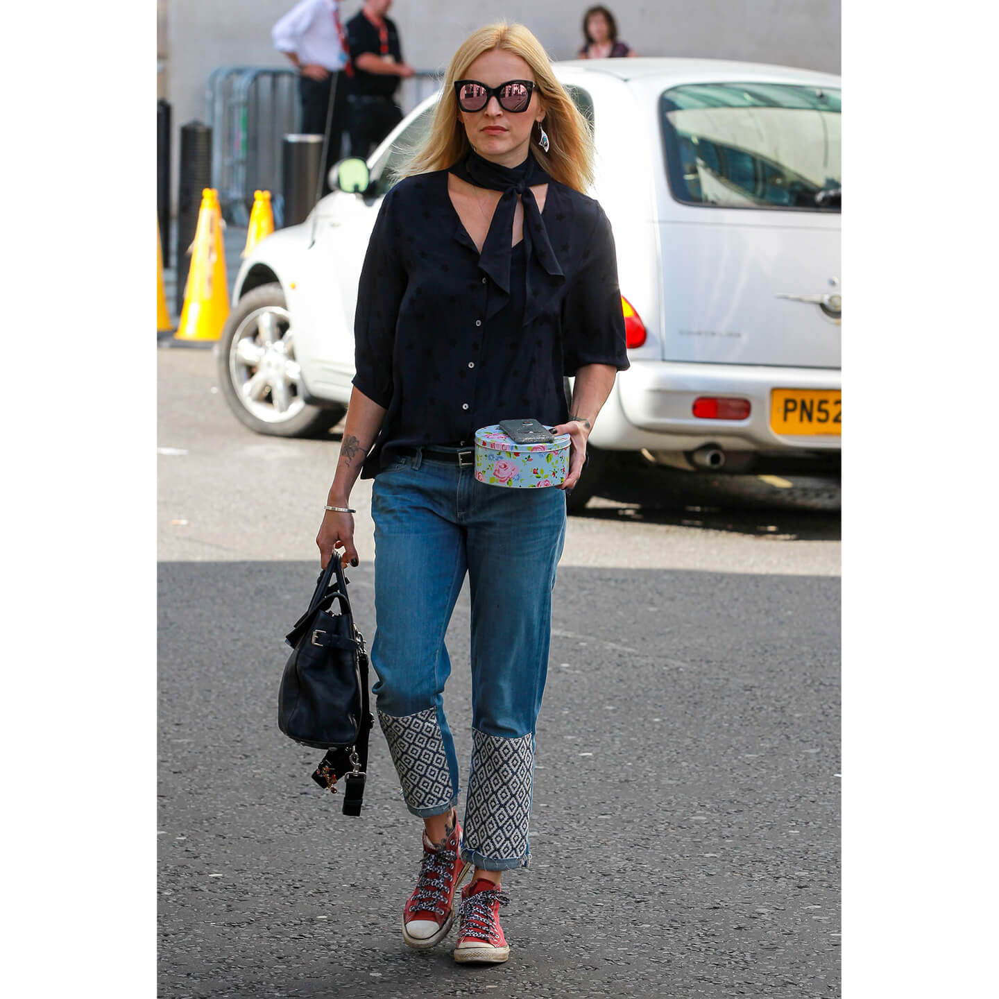 ボウタイを首にスカーフのように巻き付けた番組司会者のFearne Cotton(ファーン・コットン)
