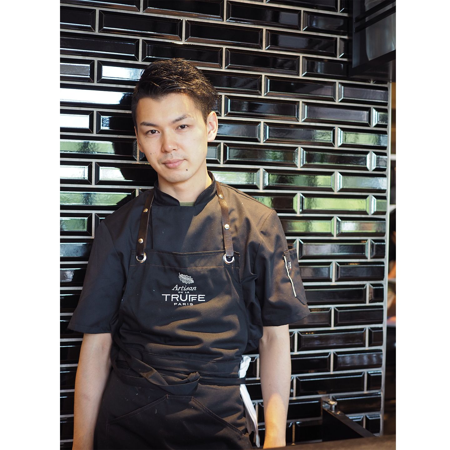 「アルティザン ドゥ ラ トリュフ パリ」メインシェフの佐藤茂樹さん。彼の姿をチェックしたくてカウンター席に陣取る人も多い予感