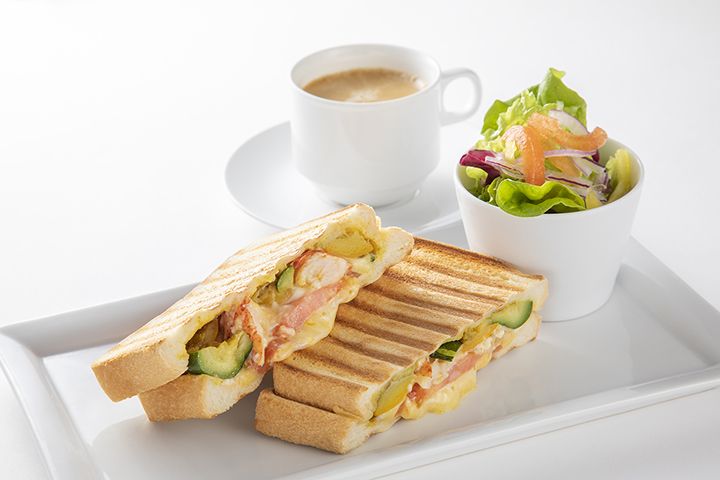「オマール海老のホットサンド」単品 ¥908、コーヒーまたは紅茶付 ¥1,278