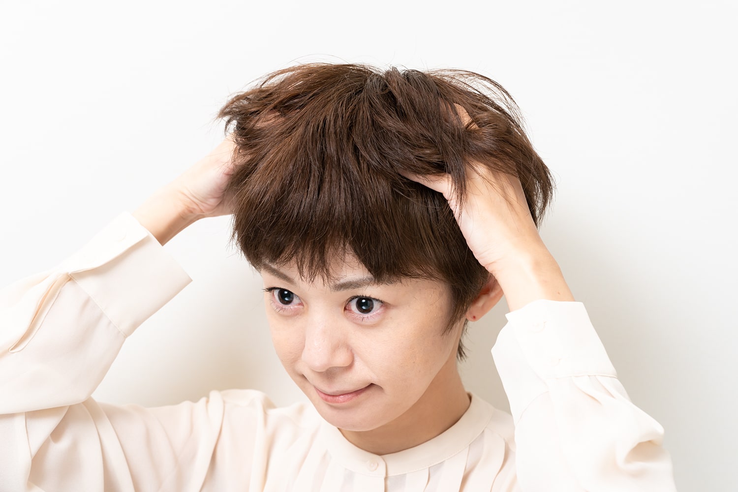 バームはティースプーン1杯くらいが目安。余った分はサイドや前髪の毛先になじませて。