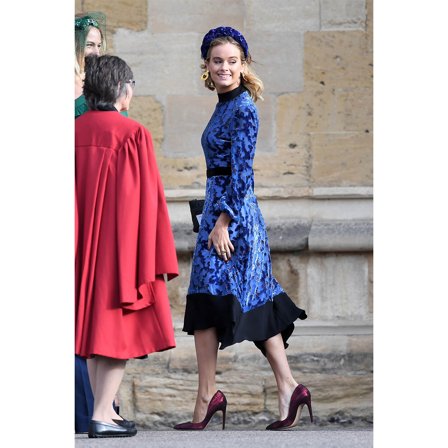 長袖のベルベット風ワンピースを着こなすCressida Bonas(クレシダ・ボナス)