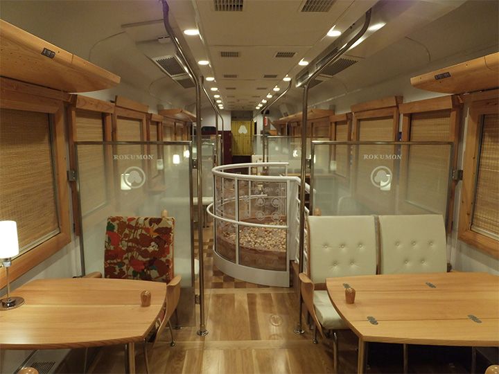 しなの鉄道「ろくもん」の内観