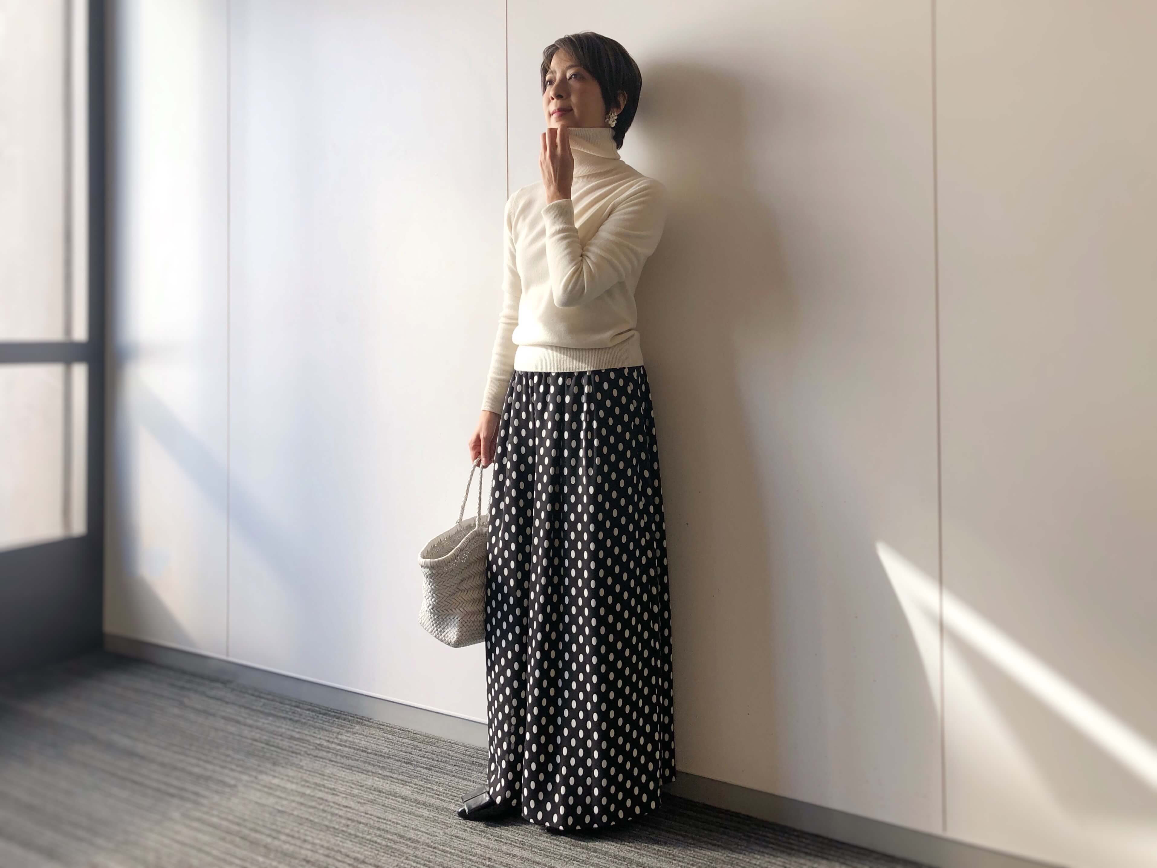 この水玉、よく見ると微妙に縦長の楕円形なのです。それもすっきり見えにひと役買ってくれています。ニット/ユニクロ パンツ/M・fil ピアス/J.Crew バッグ/DRAGON 靴/ピエール アルディ