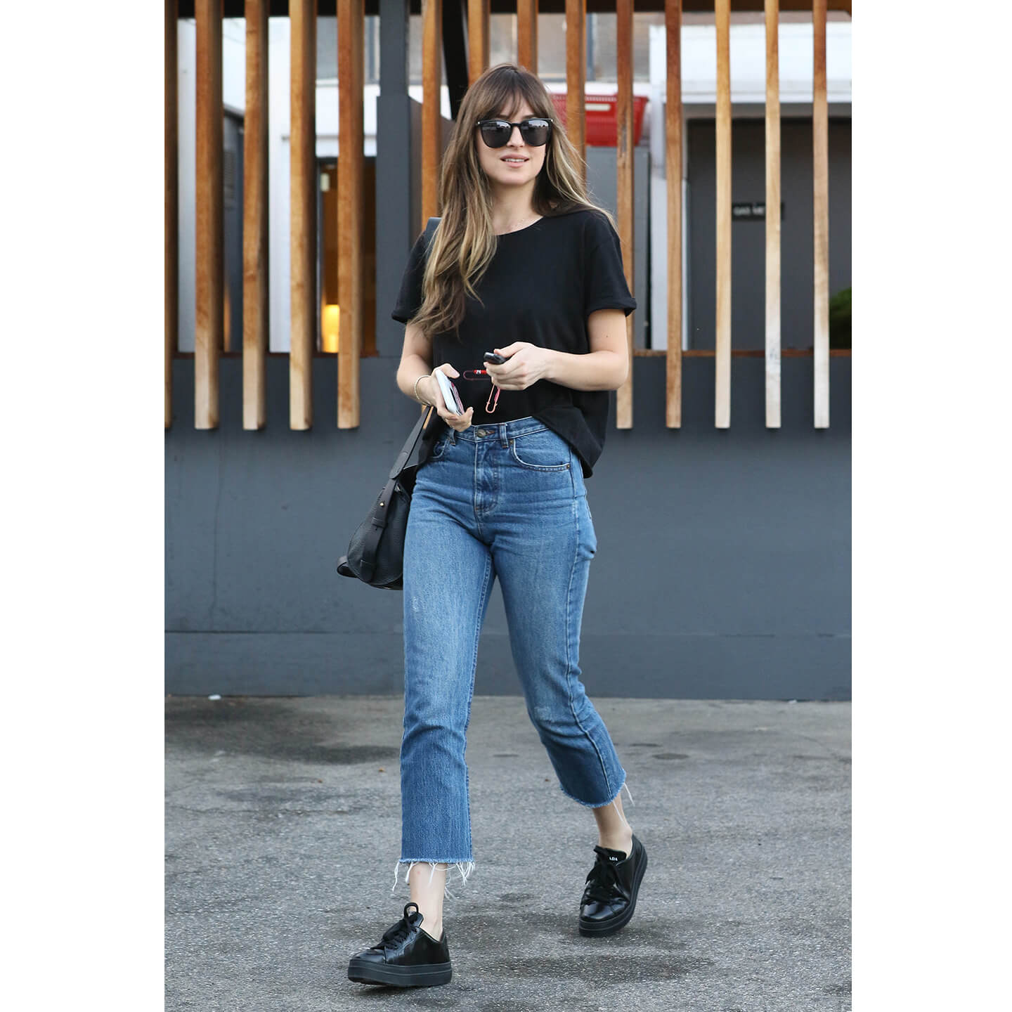 黒Tシャツ×ジーンズの女性