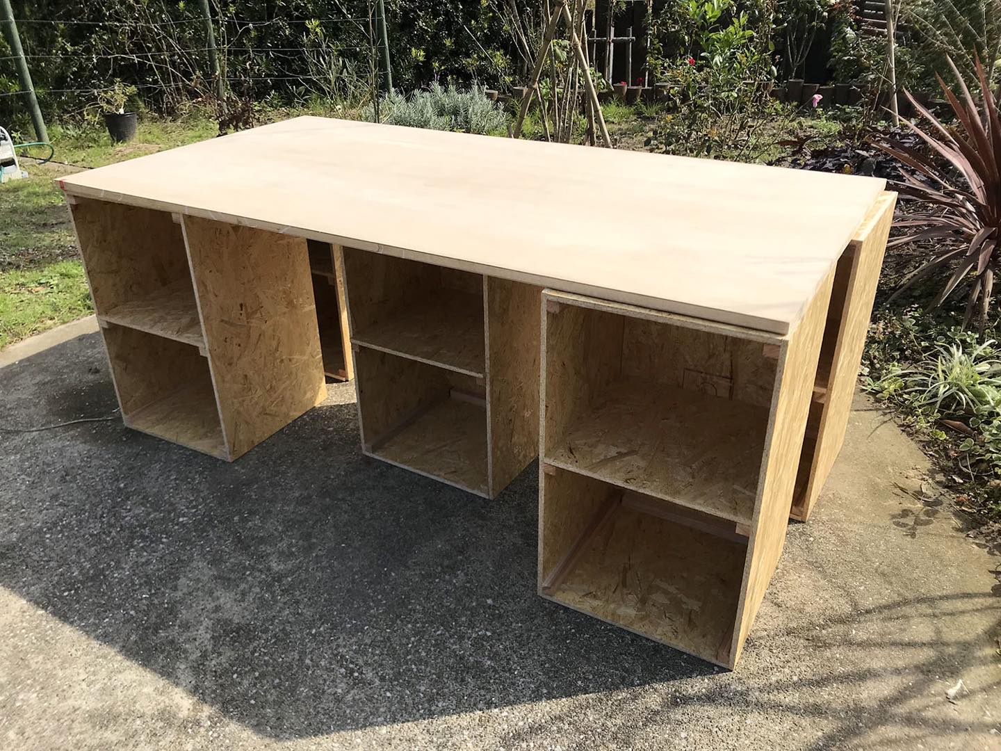 納屋に設置する棚を作成。陶芸の作業台にもなるような高さに設計しました