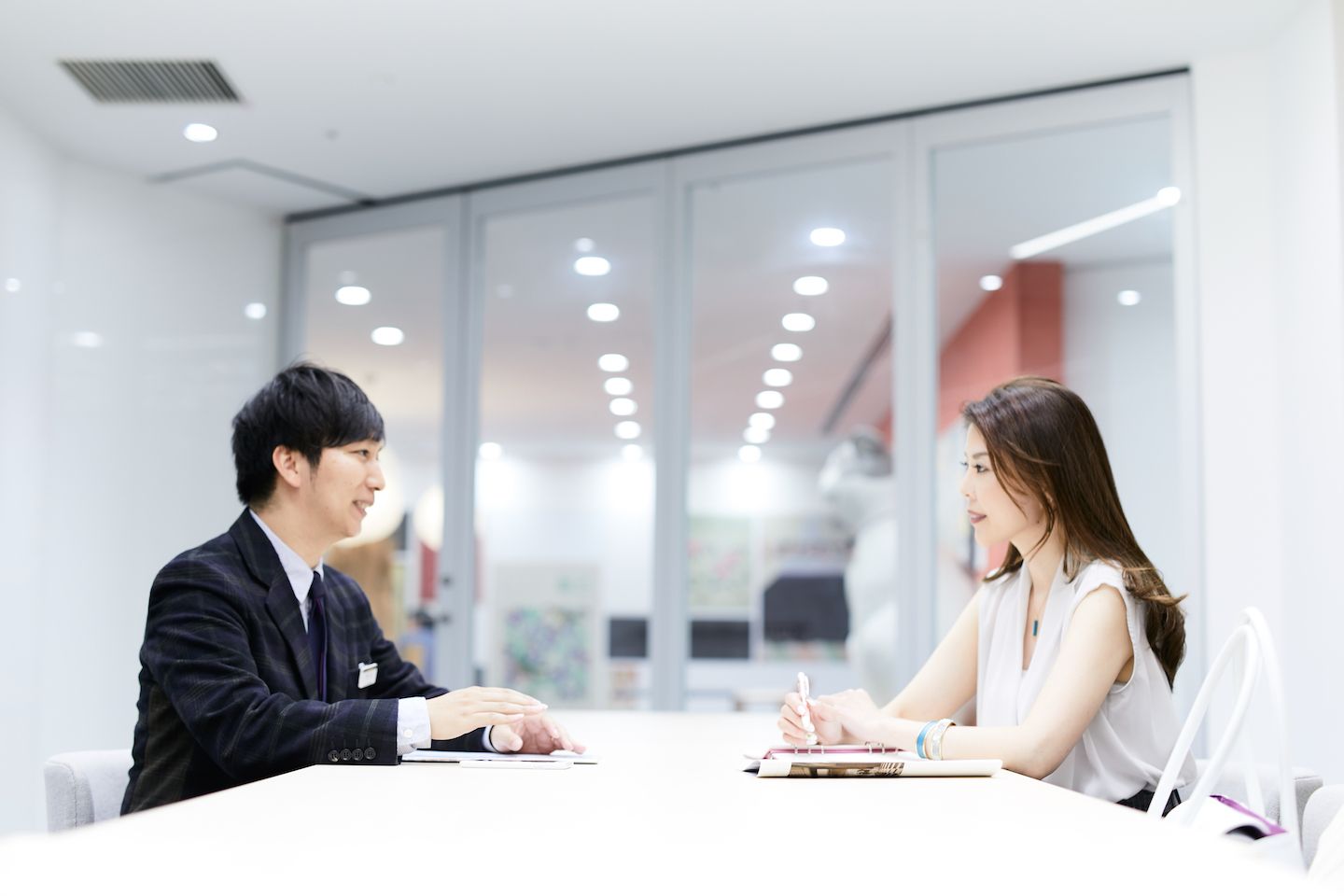 日本橋三越本店で顧客・マーケティング・再開発を担当する井上将大さんにインタビューする幸田フミさん。
