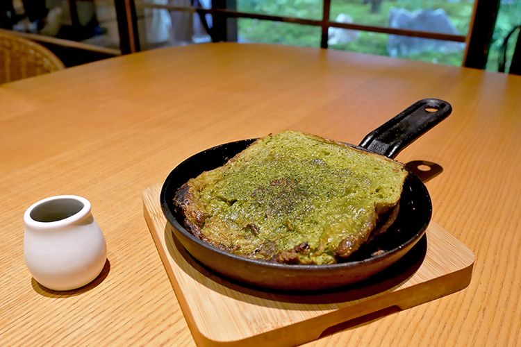 スキレッド鍋で、熱々で登場する『抹茶のフレンチトースト』850円(税込)