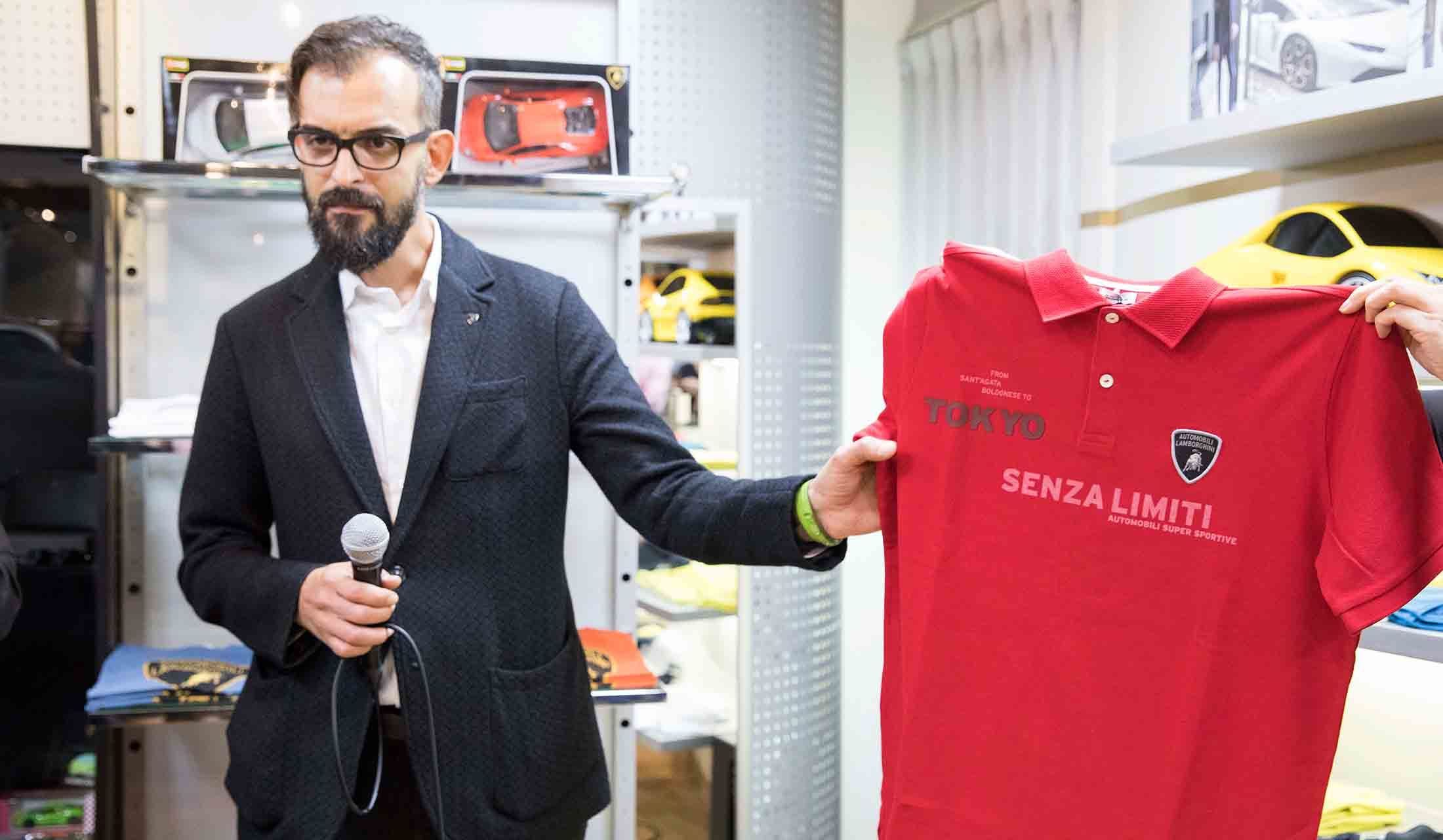シャツを手に取る男性が、アパレルのデザインを担当。彼の着るジャケットもランボルギーニブランドだ。