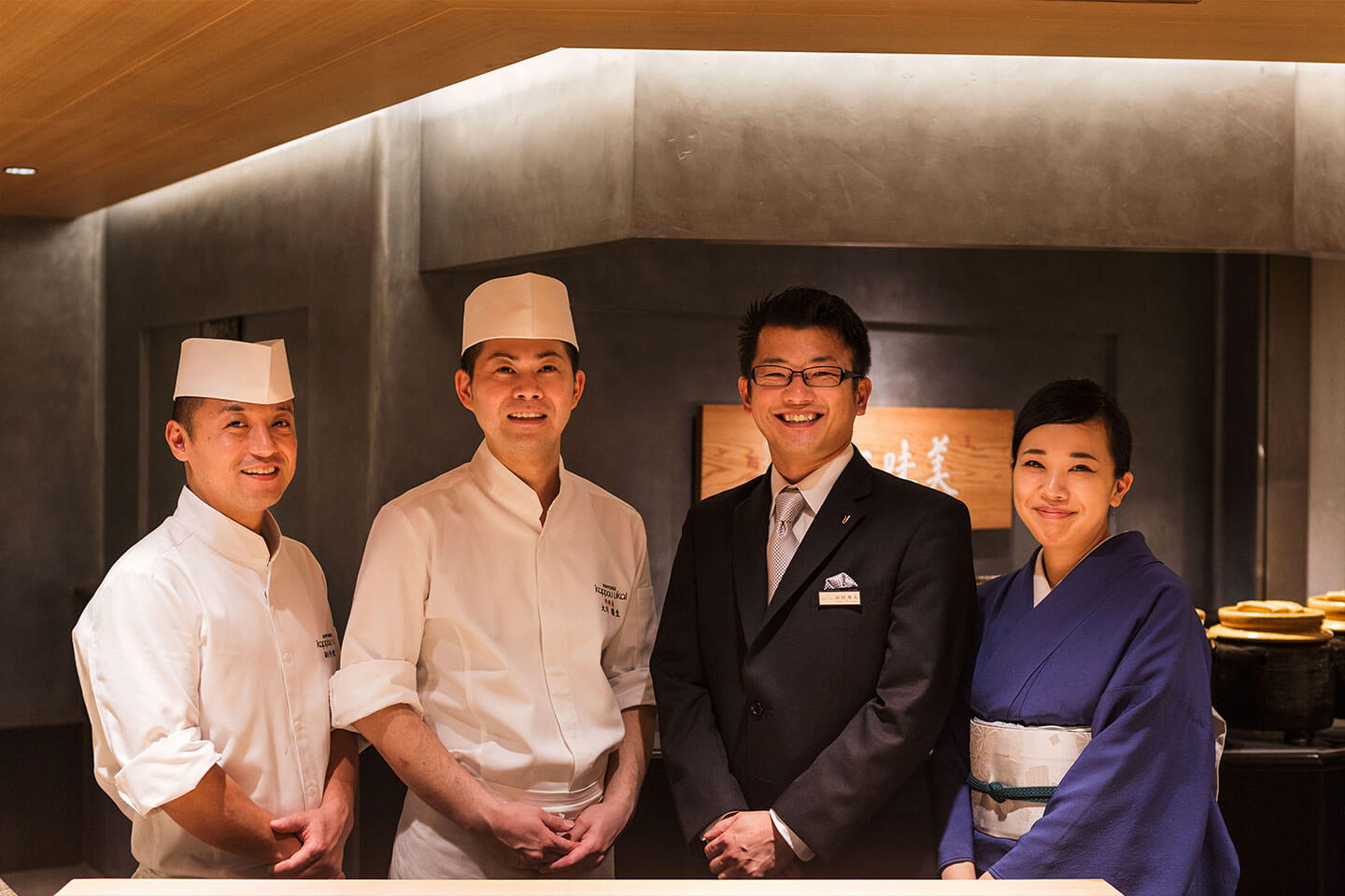 「美食劇場」を形づくる役者……もとい、スタッフの皆さん。左から副料理長の松本修政さん、「銀座 kappou ukai」の副料理長を経て六本木の料理長に就任した大川陽生さん、唎酒師の資格をもつ支配人の谷沢秀人さん、フロア・マネージャーの水野 彩さん。ちなみに、統括料理長の他力野さんは「若い世代を前に出したい」と写真を辞退。これもなんだかドラマのよう!?