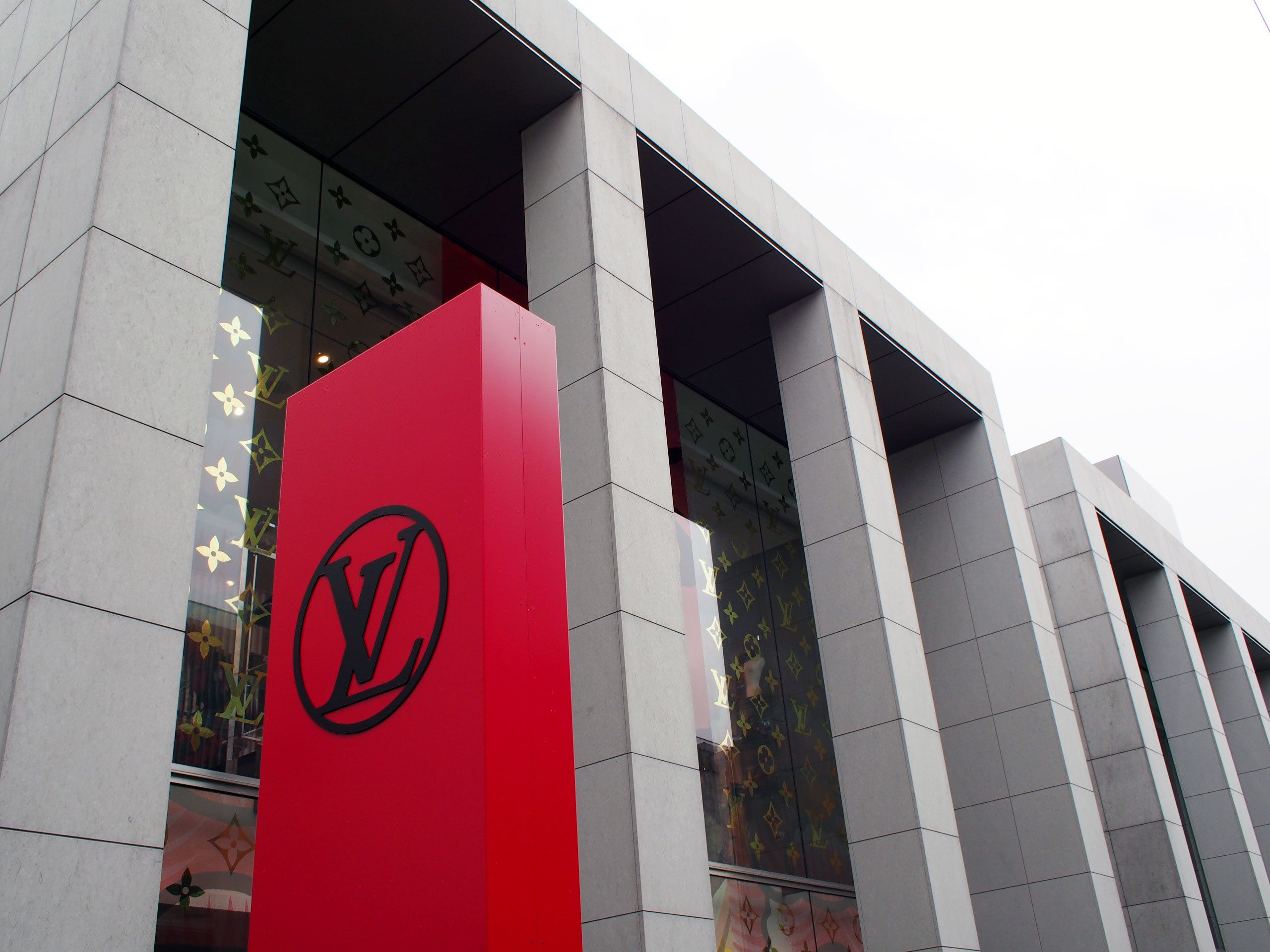 「LOUIS VUITTON 2018 CRUISE POP-UP STORE at Minami Aoyama」の場所は、赤い柱が目印