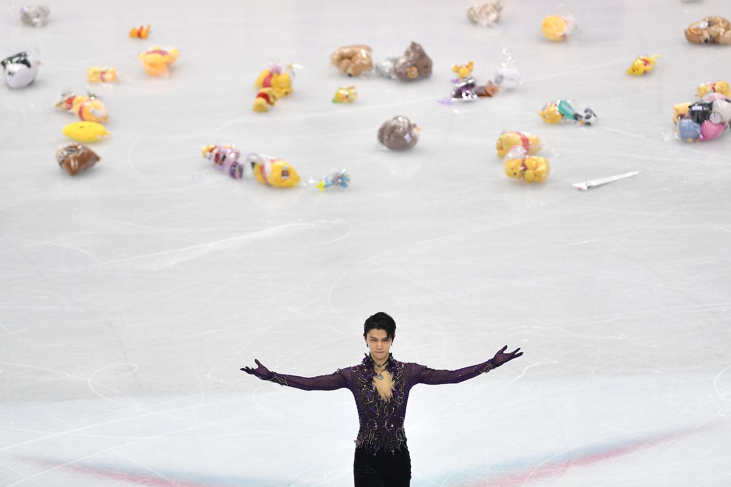 GPファイナルで投げ込まれたプーさんの雨 写真:AFP/アフロ