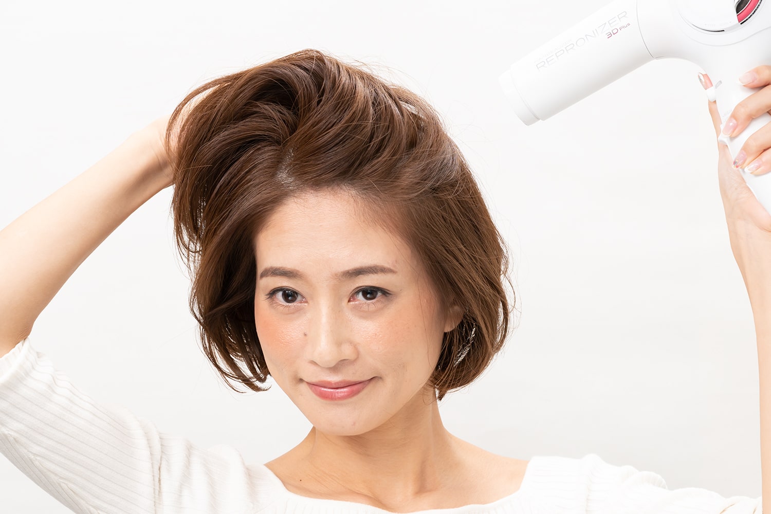 いつもの分け目とは逆方向からドライヤーを根元にあてて、髪を乾かす。