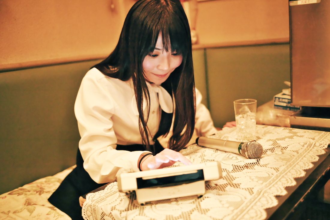 デンモクを操作して、目当ての曲を探す