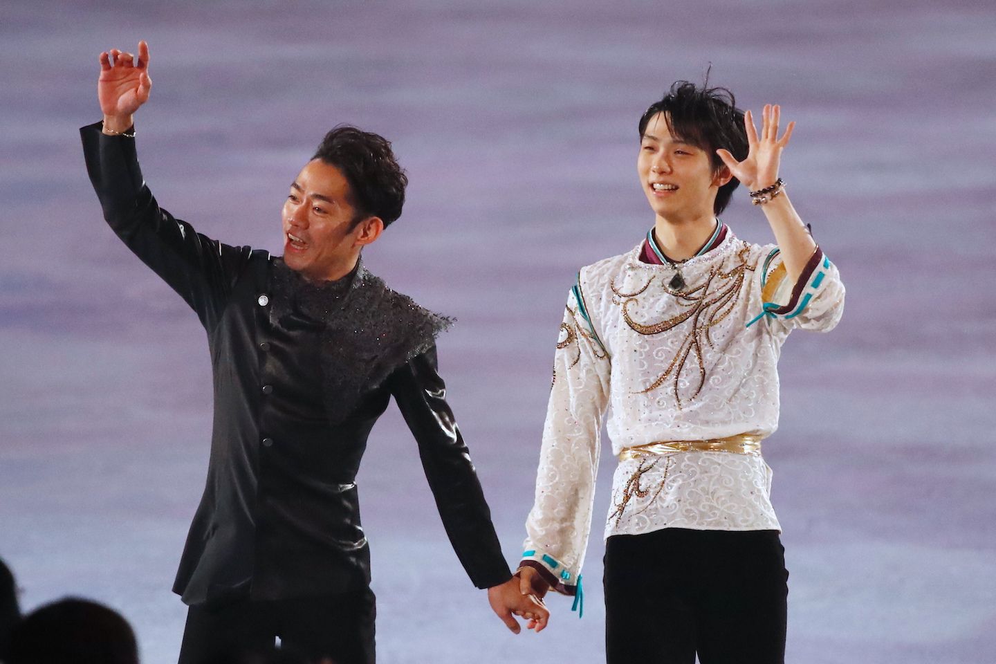 フィナーレで手を繋いで会場を周回する高橋選手と羽生選手。羽生選手が感極まって涙ぐむ場面も。 写真:田村翔/アフロスポーツ