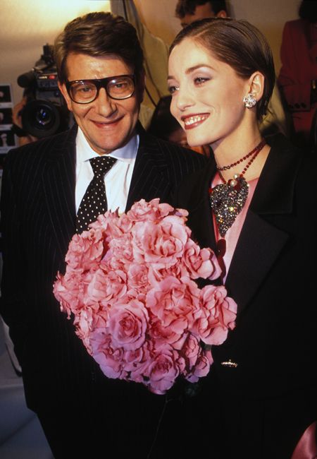 イヴ・サンローランとルル・ド・ラ・ファレーズ Le top model Loulou de la Falaise et Yves Saint Laurent lors des défilés Prêt-à-porter Automne-Hiver 1993-1994 en mars 1993 à Paris, France.