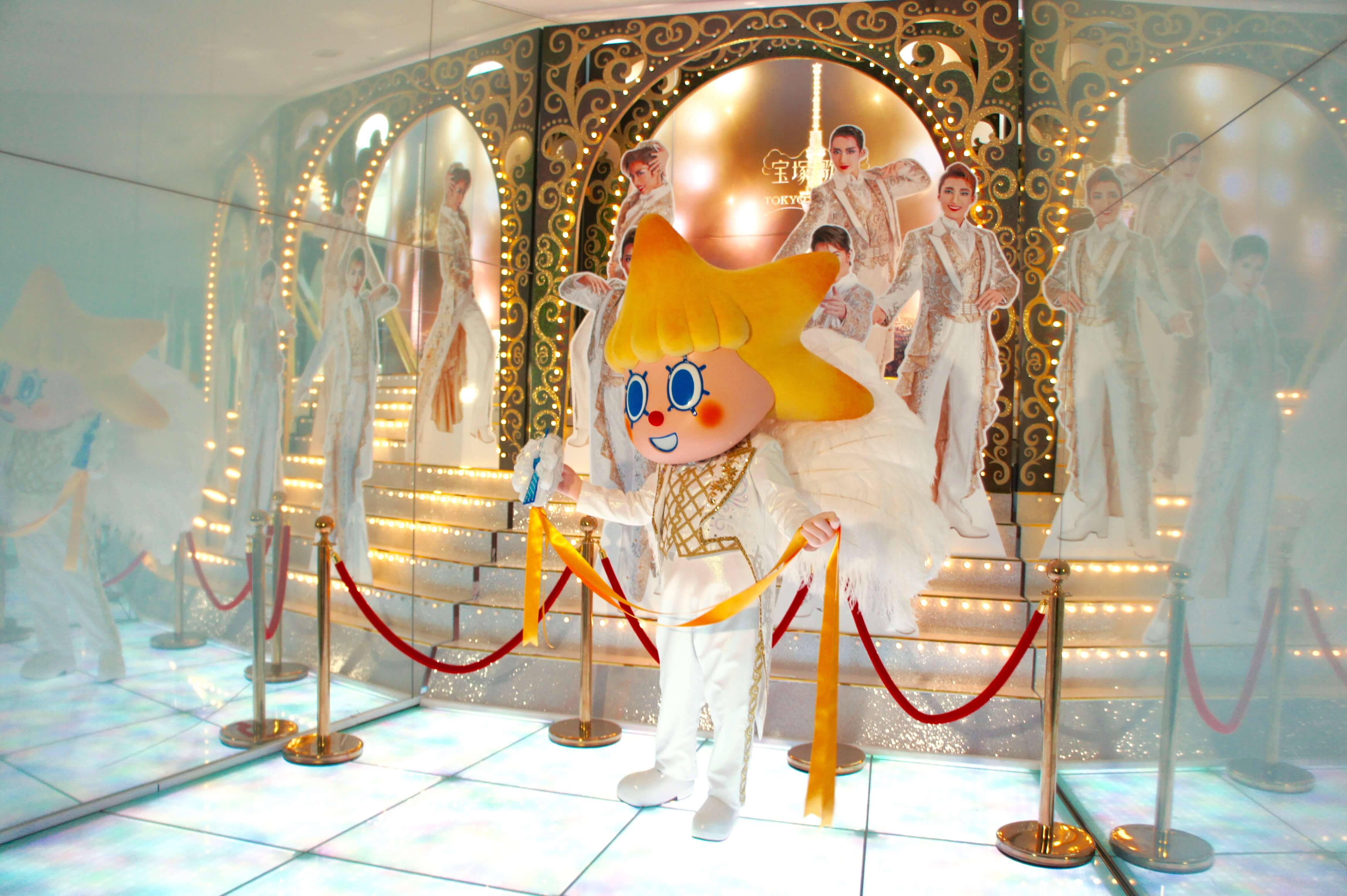 宝塚歌劇をイメージしたコスチュームをまとったソラカラちゃん