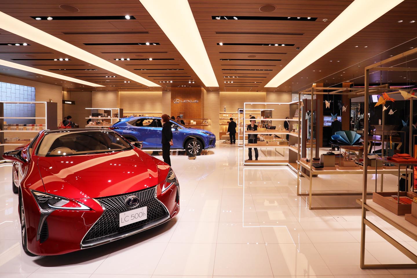展示車が目を引くSTEER and RING。手前のレッドはLC500h、奥のブルーはNX300"F SPORT”