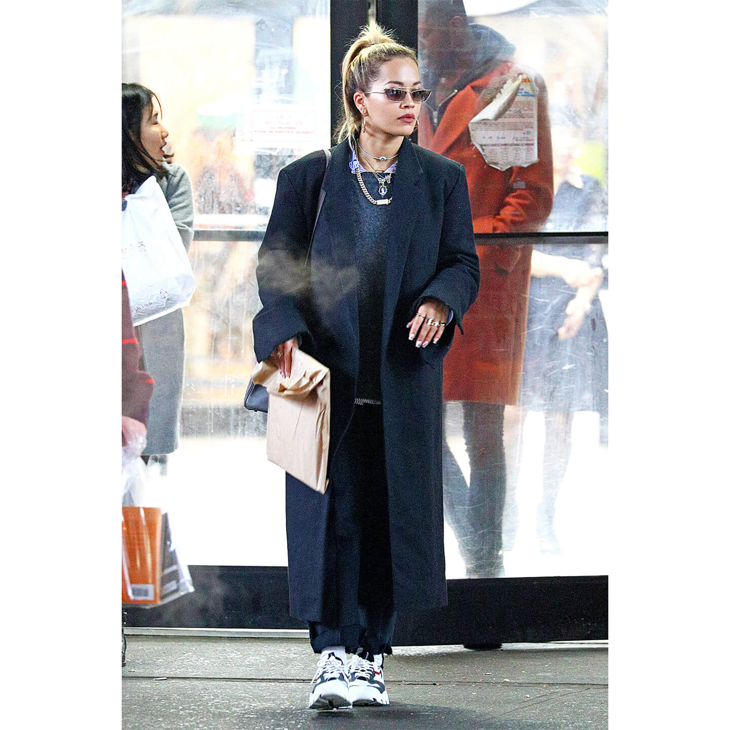 ネックレスを重ね付けするRita Ora(リタ・オラ)氏