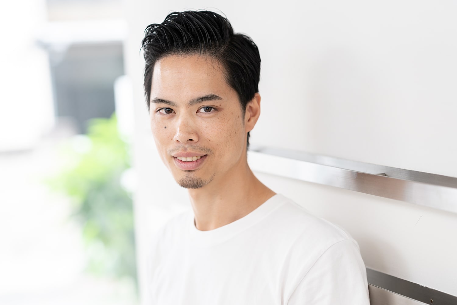 sui ヘアメイク 深瀬介志さん。海外をふらっと1人で旅するのが趣味。「今年はトルコに行ってきました。異国の文化に触れると刺激になります」