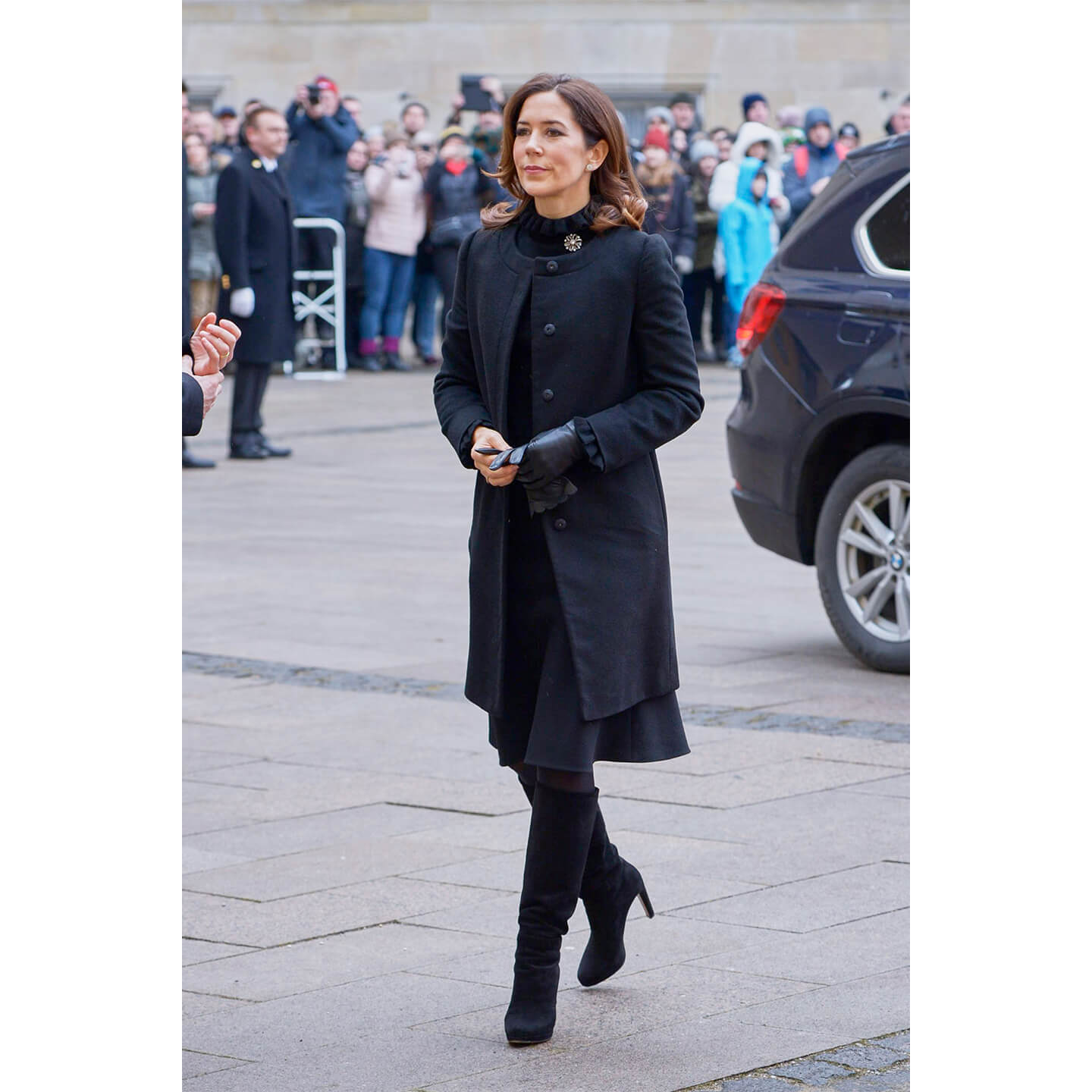 ブラックのノーカラーコートを着こなすPrincesse Mary(メアリー皇太子妃)