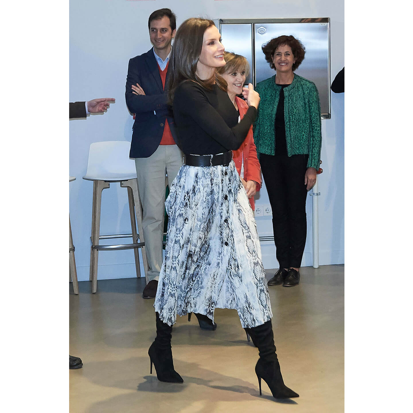 黒ブーツにパイソン柄のスカートを合わせるスペインのQueen Letizia(レティシア王妃)