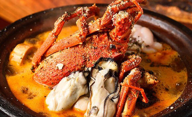 『牡蠣入 魚介たっぷりブイヤベース鍋』は、魚介の旨味を堪能できるよう、トマトの味はあえて控えめにしています。煮込まれたあん肝が、少し溶けだしたスープは、得も言えぬ美味しさ。シメはパスタを入れて食します