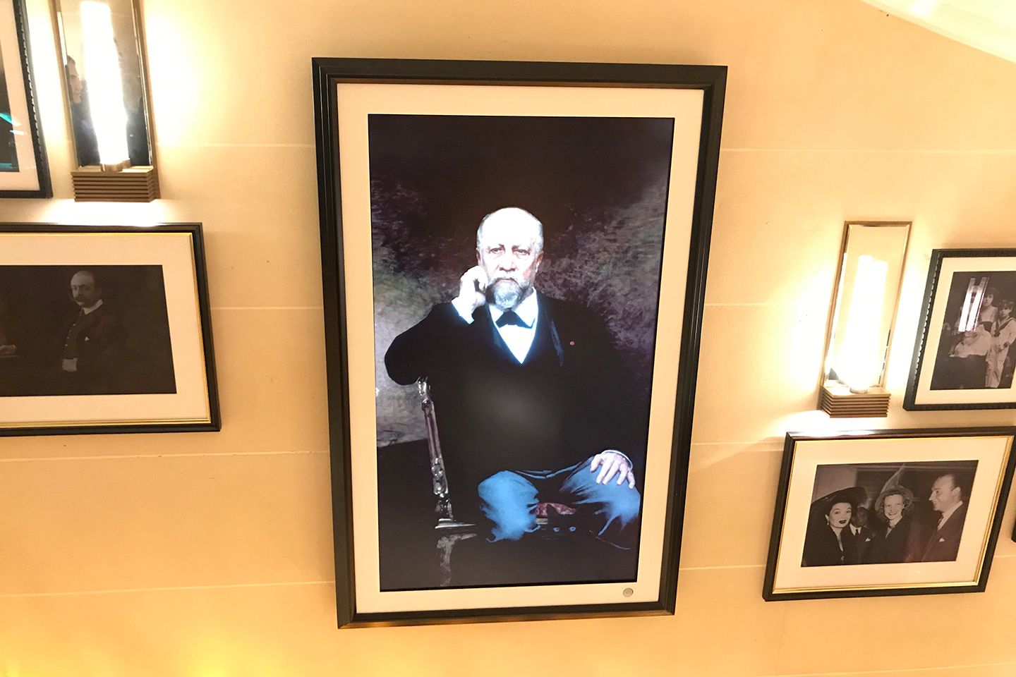創業者フレデリック・ブシュロン氏の肖像画。ウインクしたり、手前を猫が見きったりする楽しいデジタル肖像画。