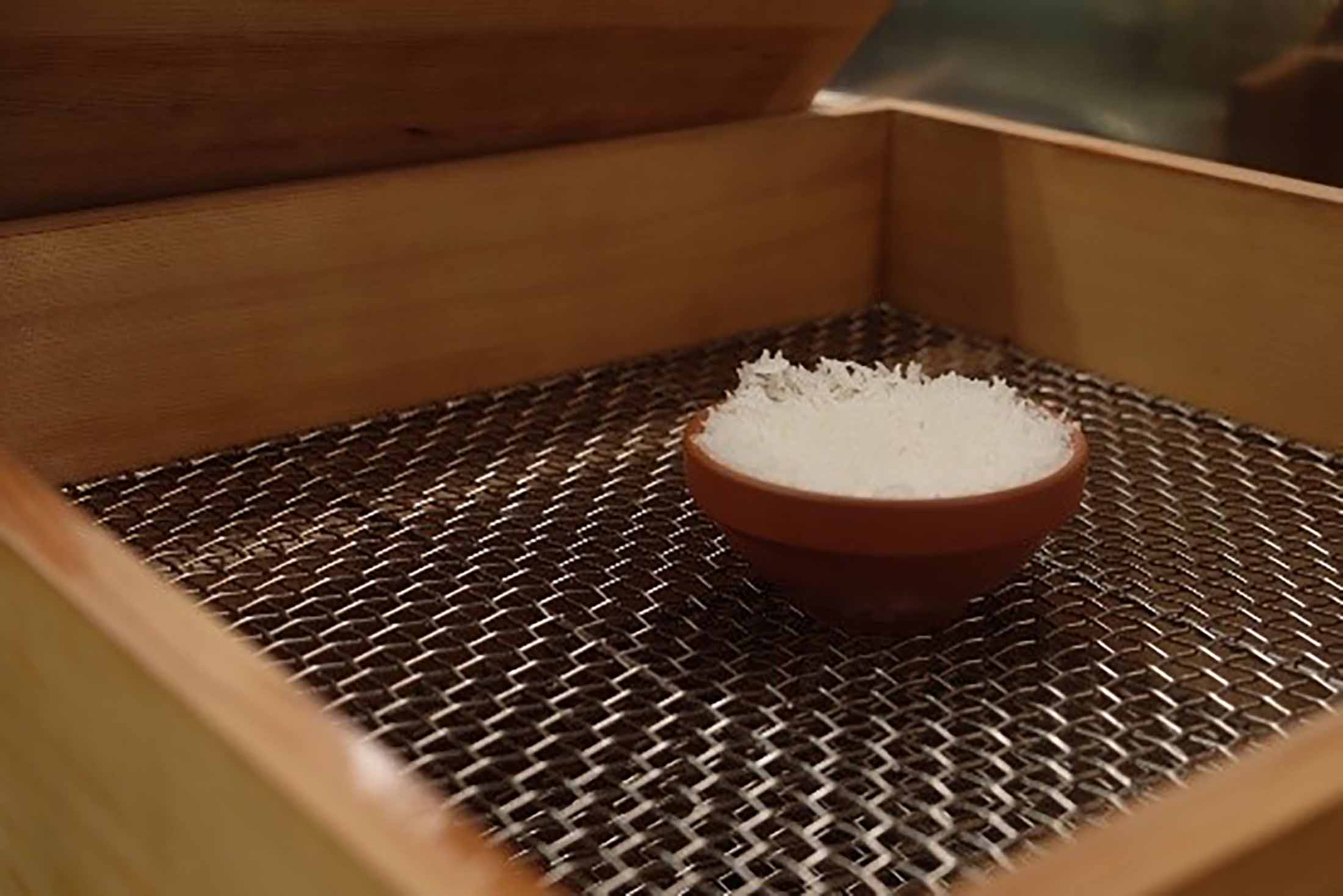蒸気がふわ~っと立ち込める。ほのかに香る米の香りが食欲をそそる