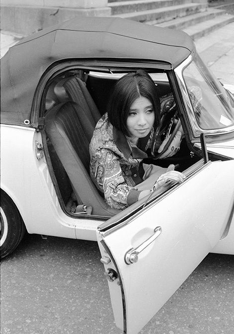 車に乗り込む安井かずみ(共同通信社/Getty Images)