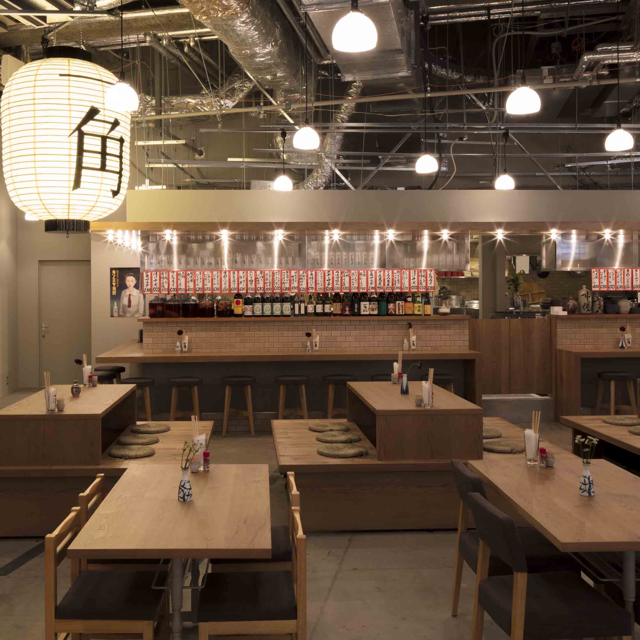 「一角」の店内。カウンターや小上がり席、テーブル席などがある。また店内にはジンやワインなどを提供するポップアップのコーナーなどもあって、さまざまなスタイルで楽しめるようになっている。