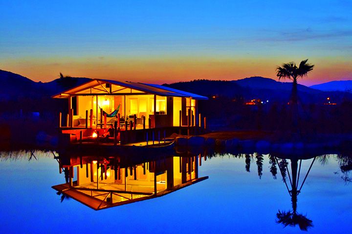 夜になると、水面に月が映る幻想的な光景を見ることができる「Glamping Carib with canoe」