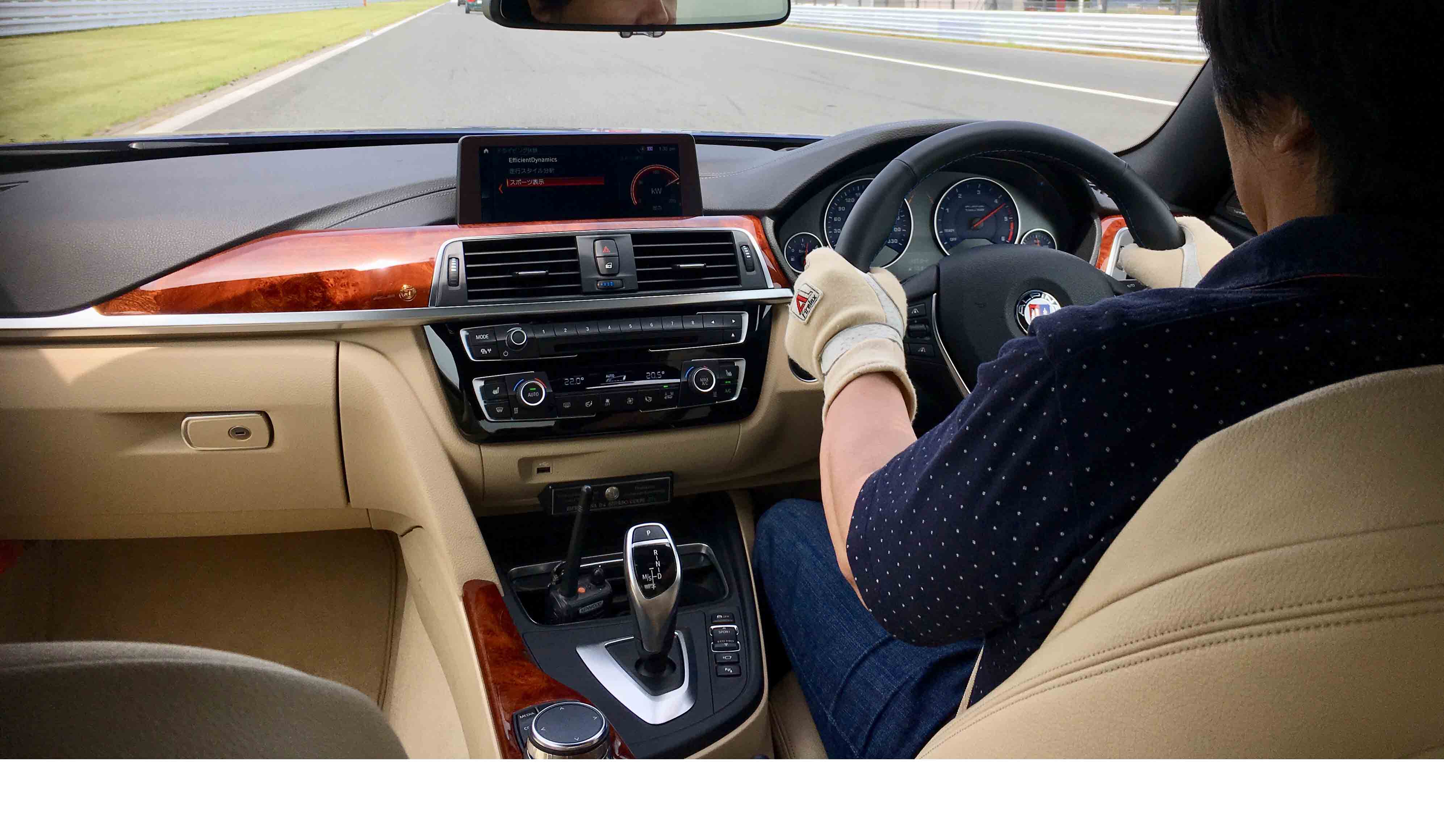ステアリングを握る佐藤氏。メインストレートの最高速度は220km/hを超えていたが、まだ余裕がある様子だった。