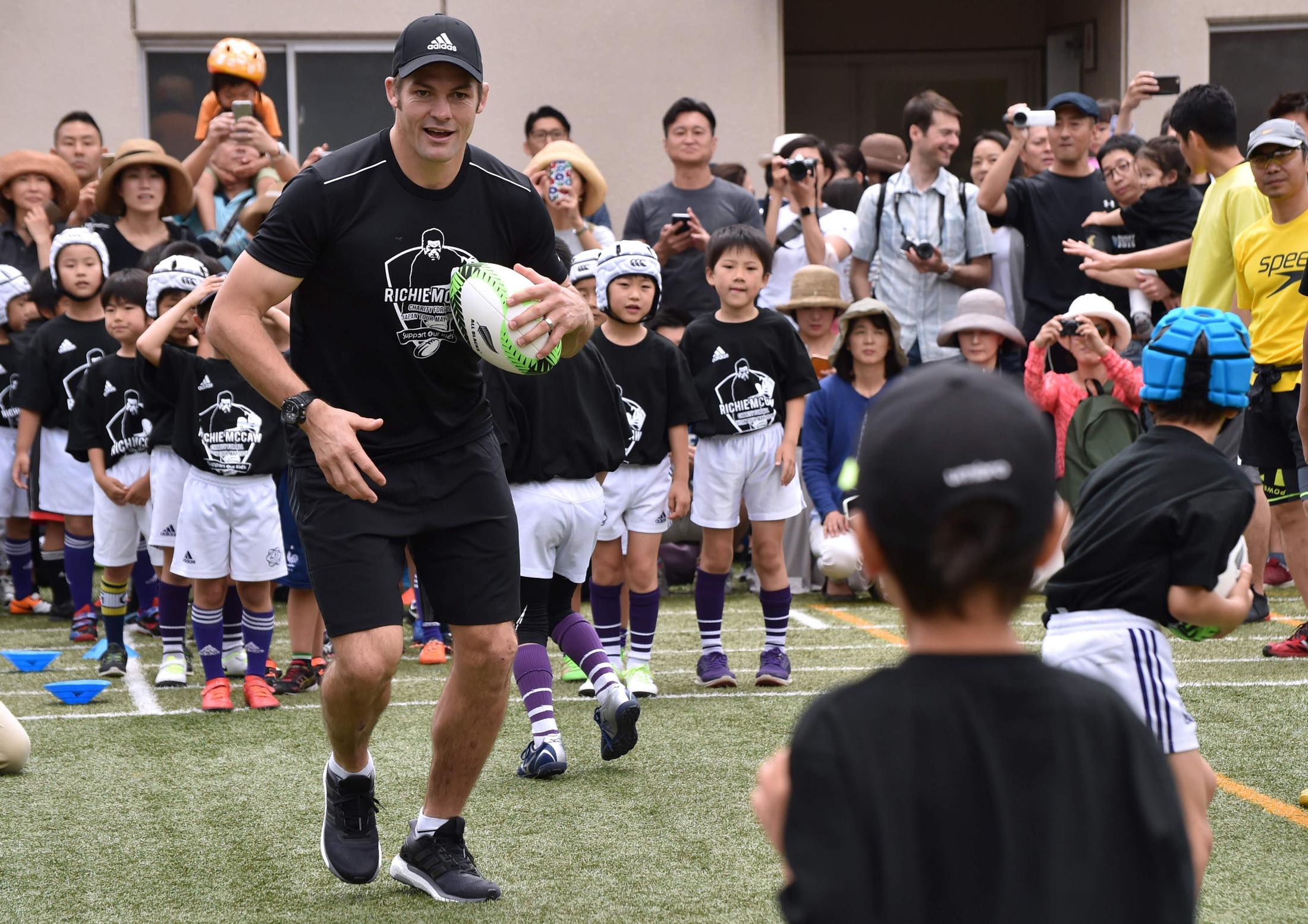 ニュージーランド代表、マコウ氏がラグビースクール開催したときの様子。2017年5月28日