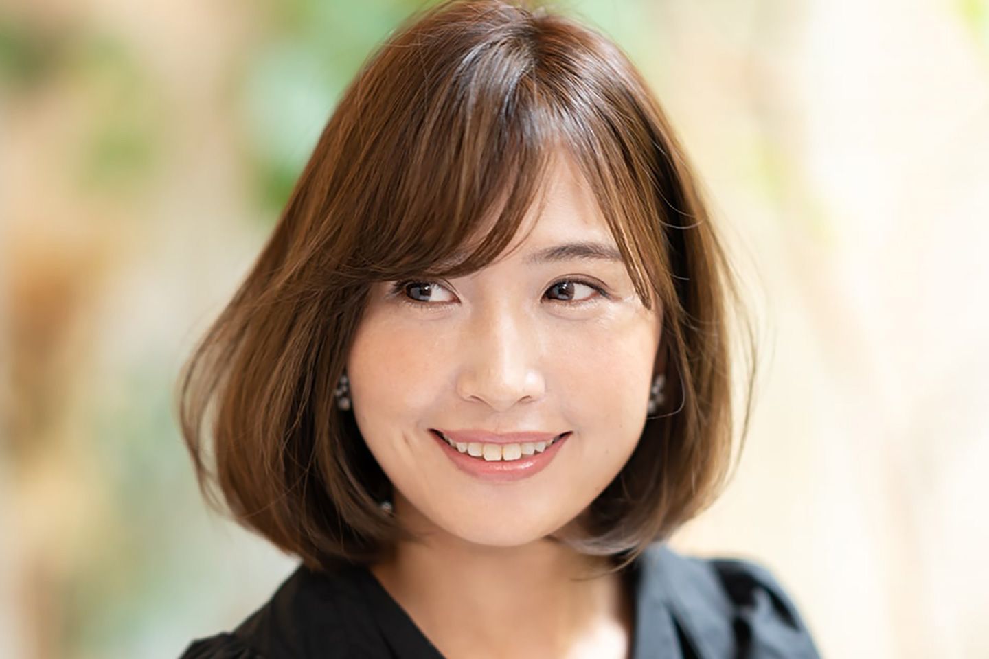 髪全体のシルエットを「菱形」にすることで、角ばった顔の印象からやわらかい女性らしい印象に。