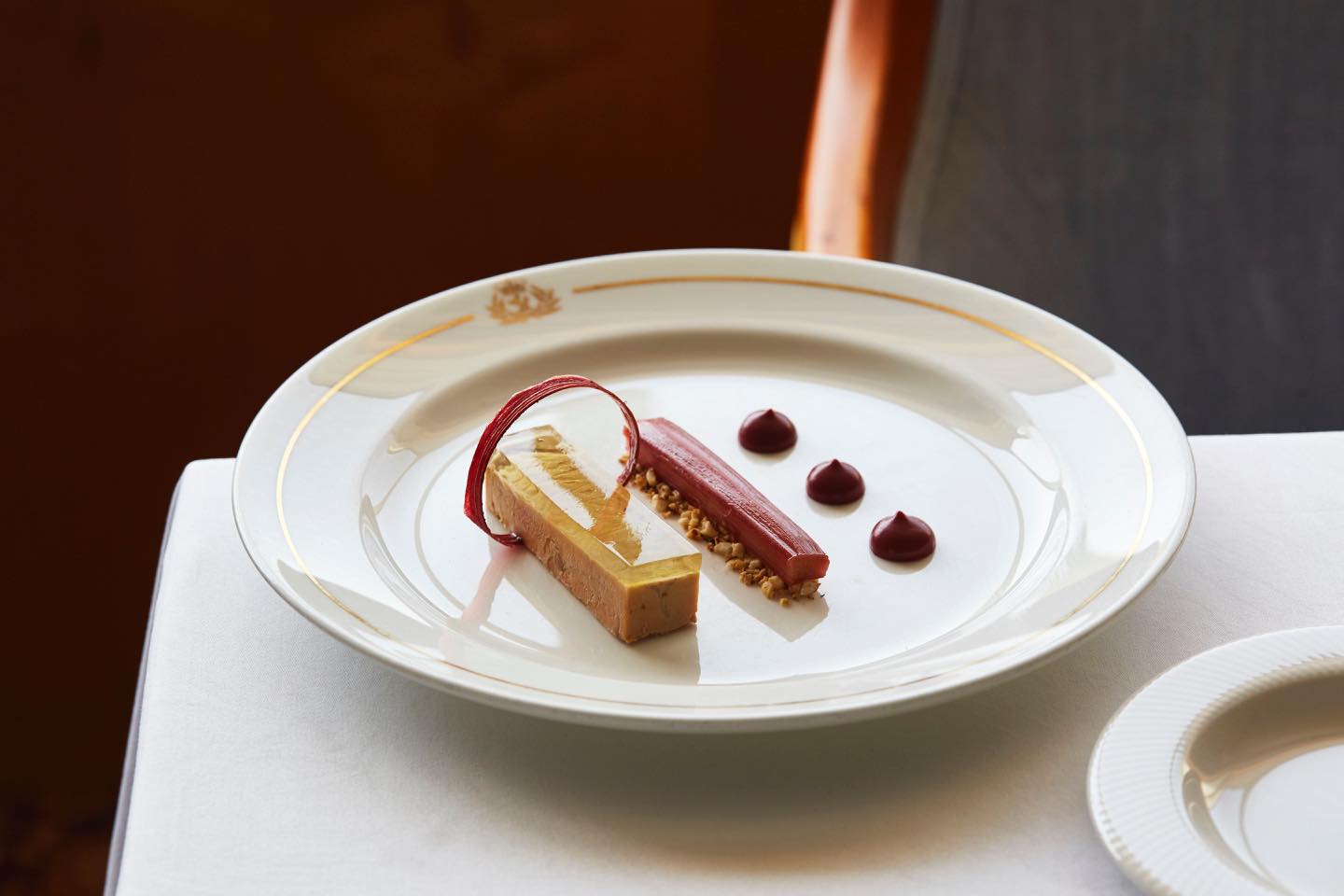 Foie Gras Parfait。フォアグラ、スイートワインのジェリー、酢漬けのルバーブ、ルバーブのジェル、ヘーゼルナッツのクランブル