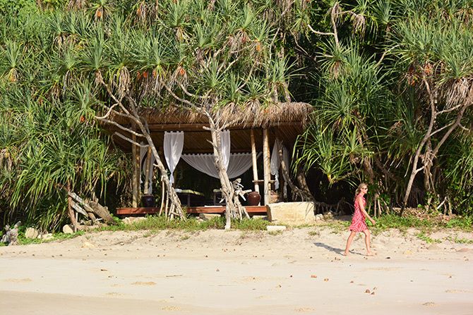 ニヒ・スンバのビーチにはガゼボやビーチハウスなど、居心地のいい場所があちこちに