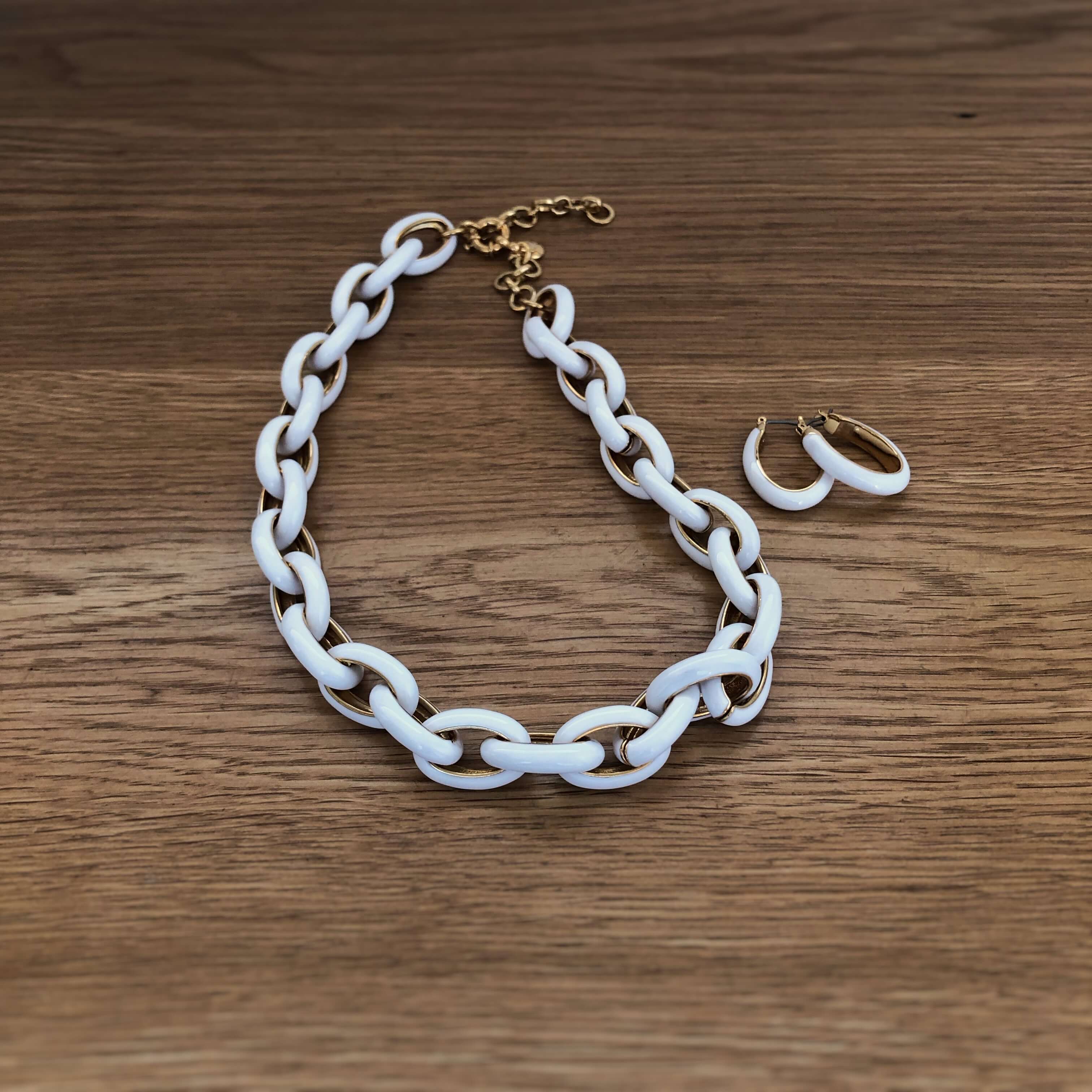 アクセサリーには珍しい純白が気に入って購入。ゴールドカラーとの組み合わせで、適度に華やか。ネックレス・ピアス/J.Crew