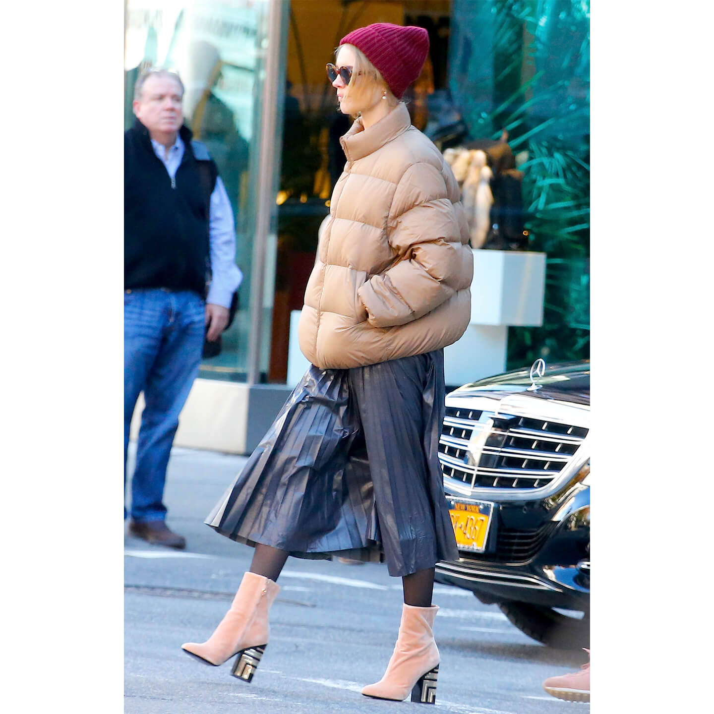 ダウンにプリーツスカートを合わせた、Natalia Vodianova(ナタリア・ヴォディアノヴァ)