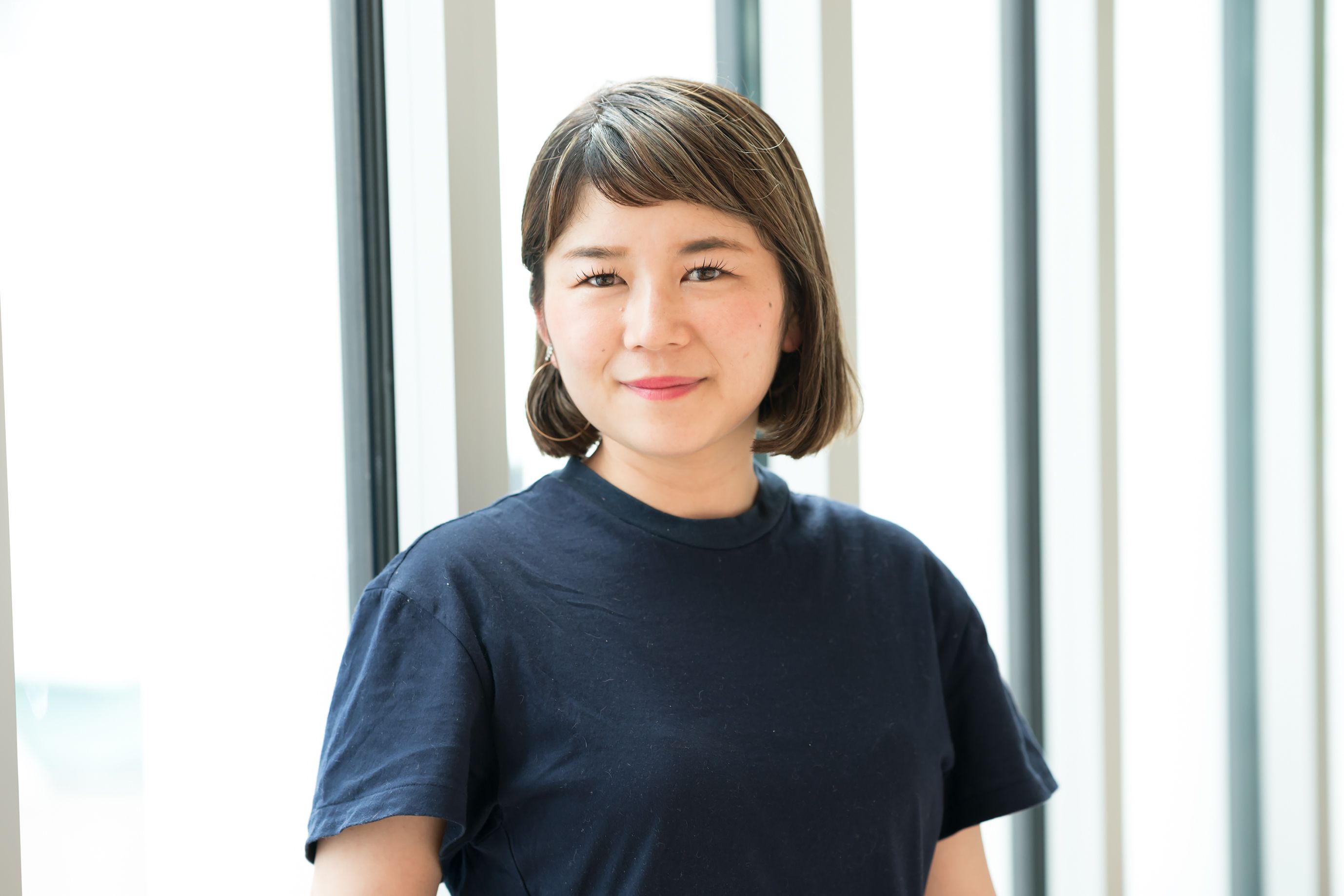 カラー スペシャリスト 上野綾子さん。「休日は愛犬のフレンチブルドックと一緒に公園で走っています」